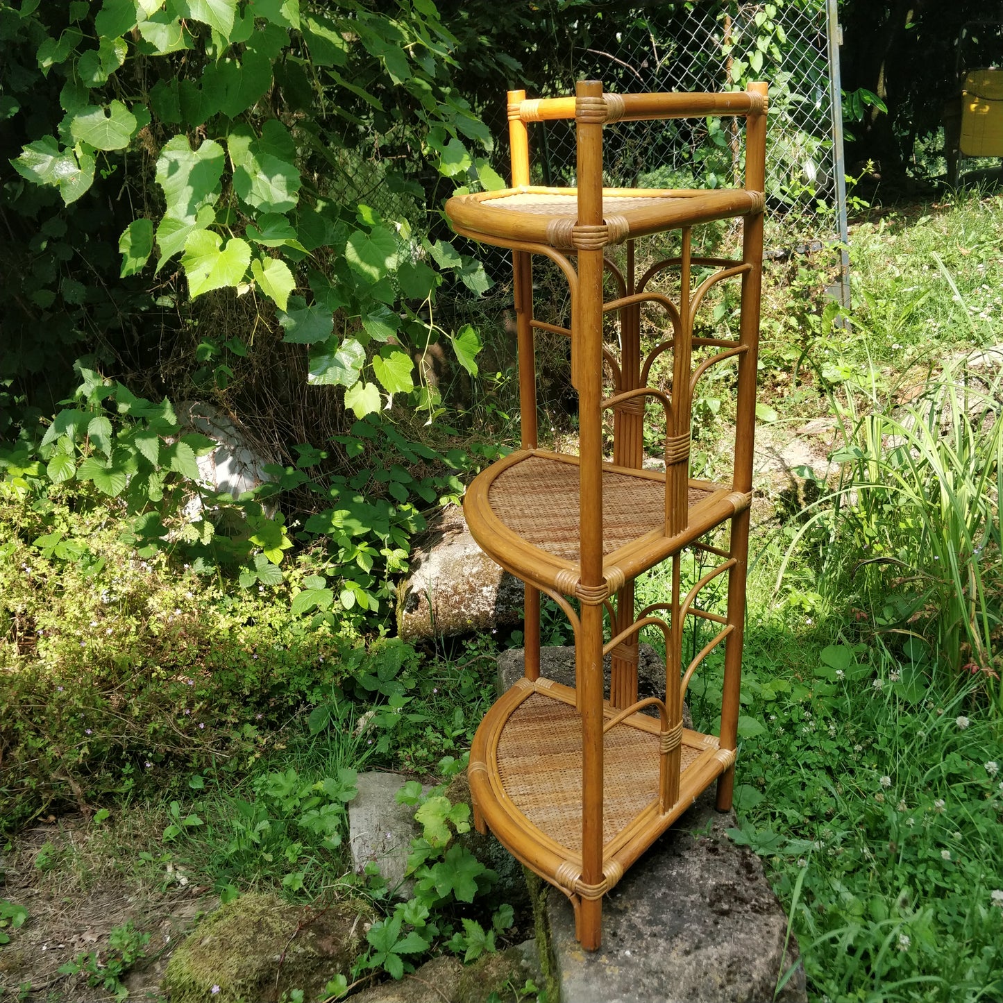 Étagère d'angle rotin et bambou.