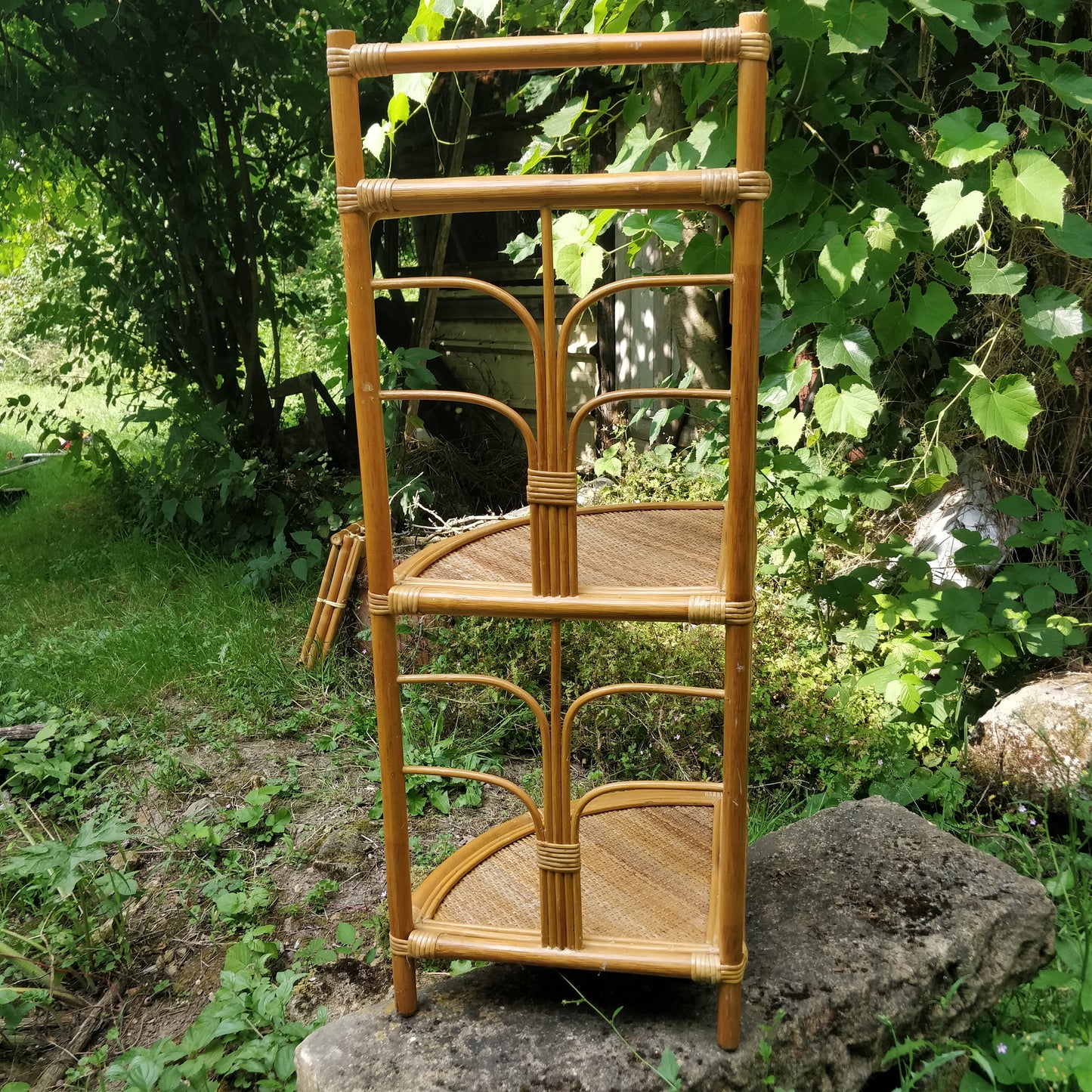 Étagère d'angle rotin et bambou.