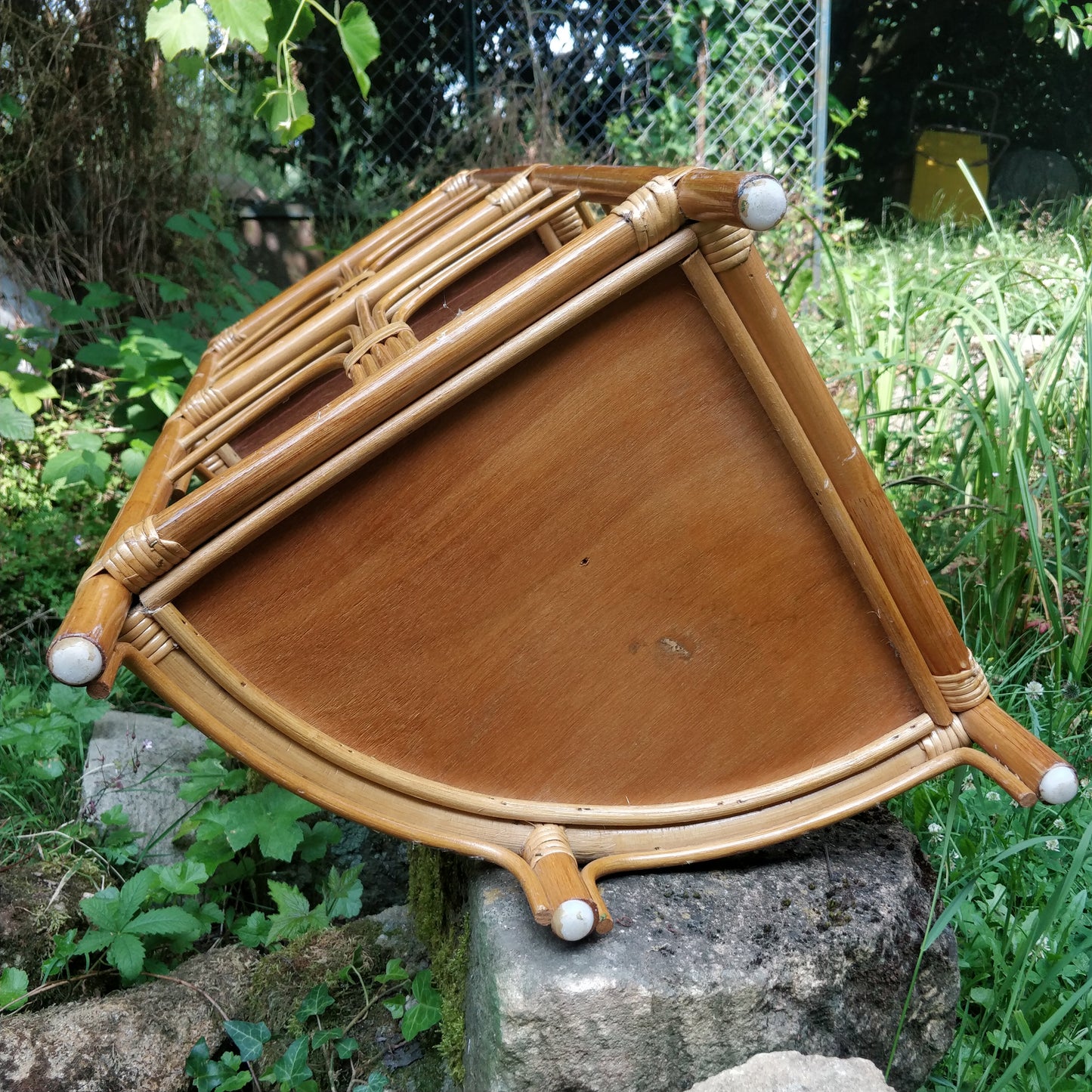 Étagère d'angle rotin et bambou.