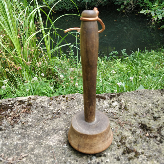 Ancien pilon en bois.