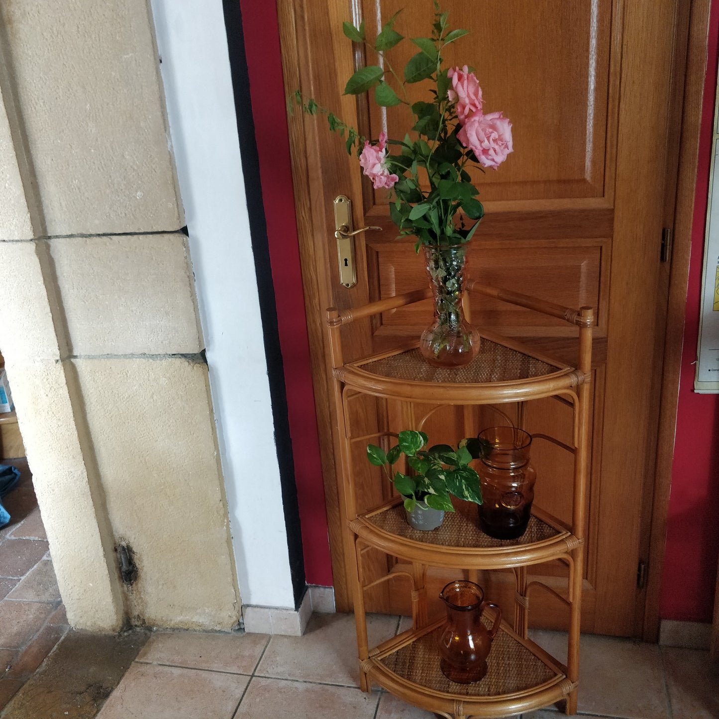 Étagère d'angle rotin et bambou.