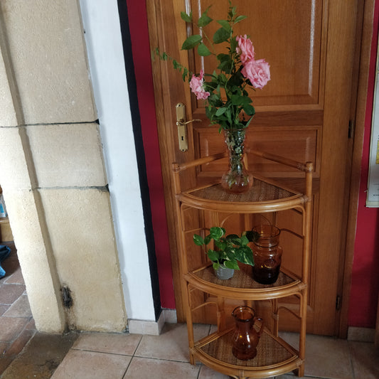 Étagère d'angle rotin et bambou.