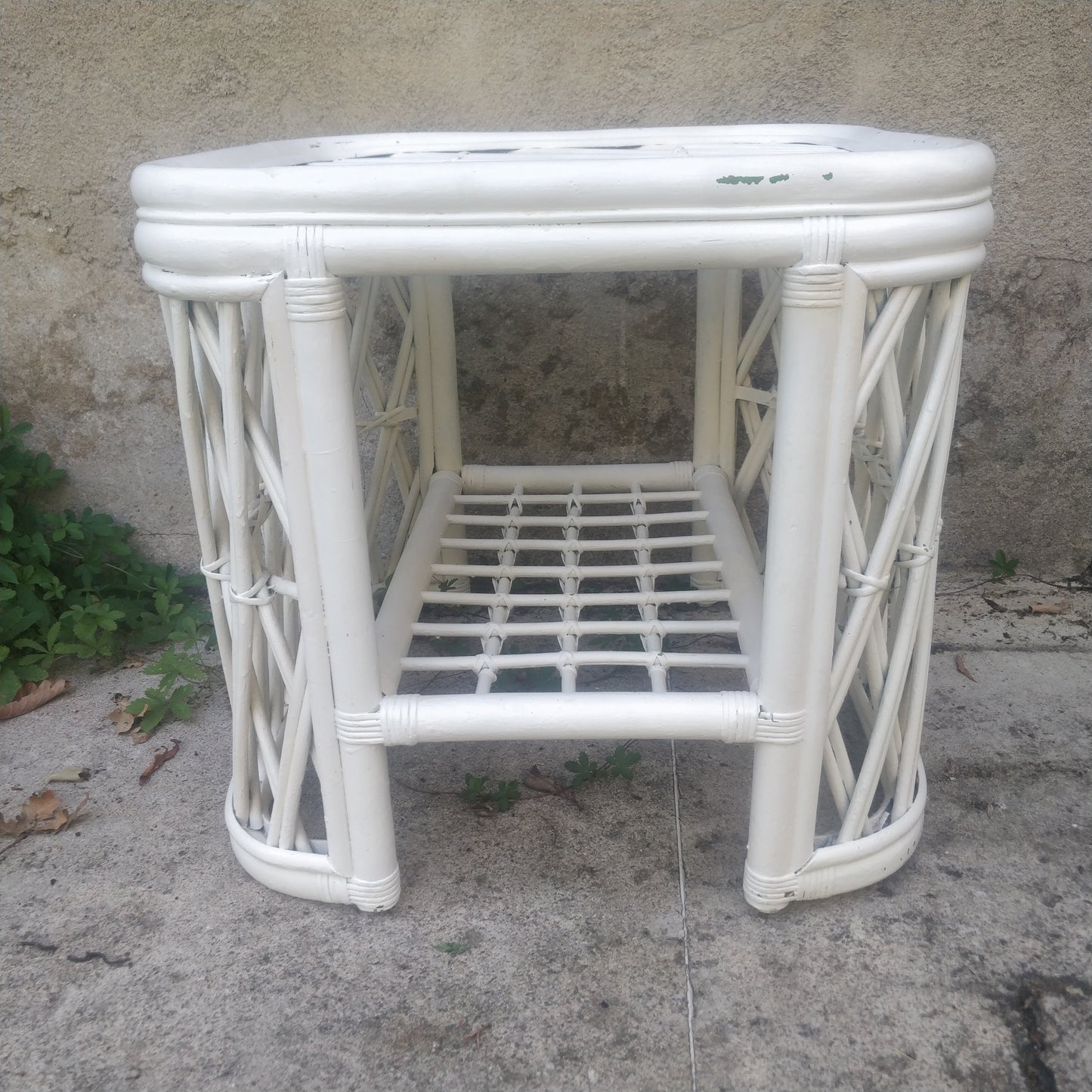 Table basse bois cintré et rotin.
