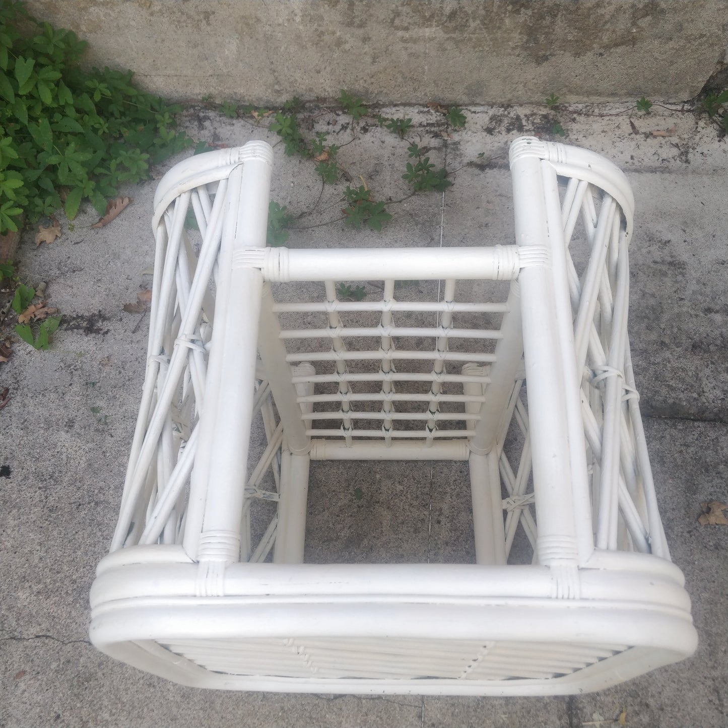 Table basse bois cintré et rotin.