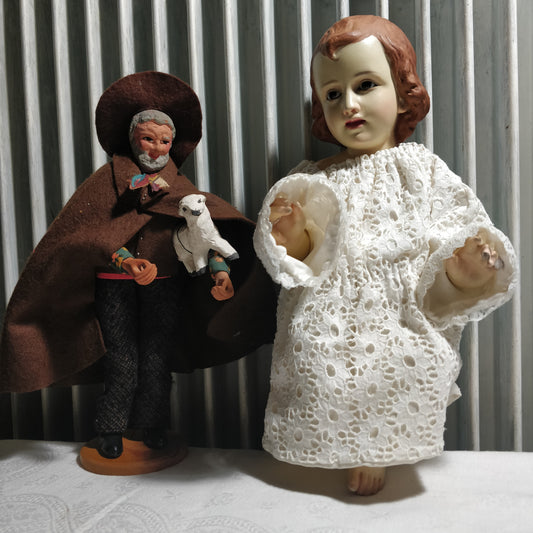 Enfant Jésus plus trois santons pour chrèche.