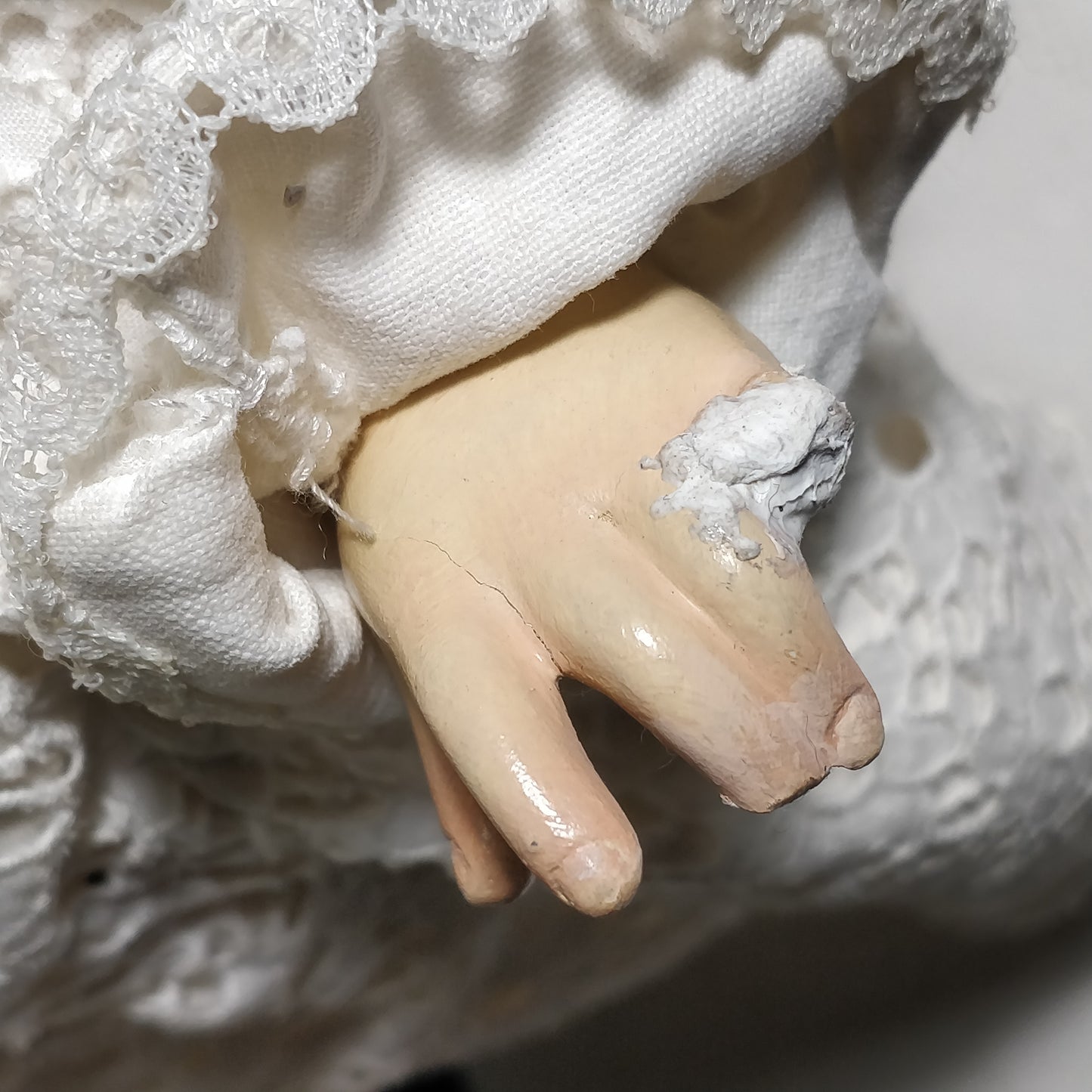 Enfant Jésus plus trois santons pour chrèche.
