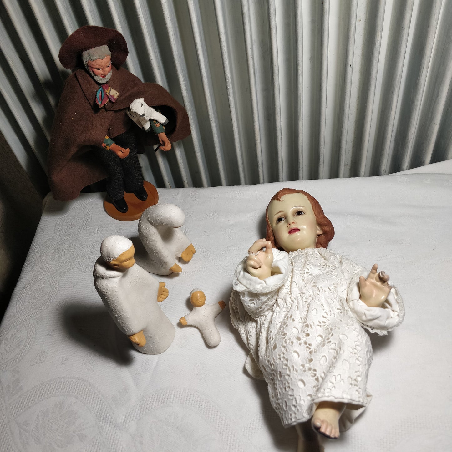 Enfant Jésus plus trois santons pour chrèche.