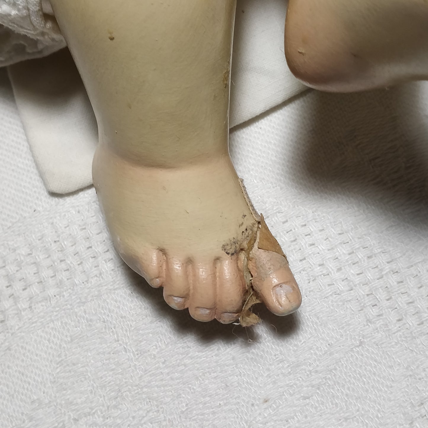 Enfant Jésus plus trois santons pour chrèche.