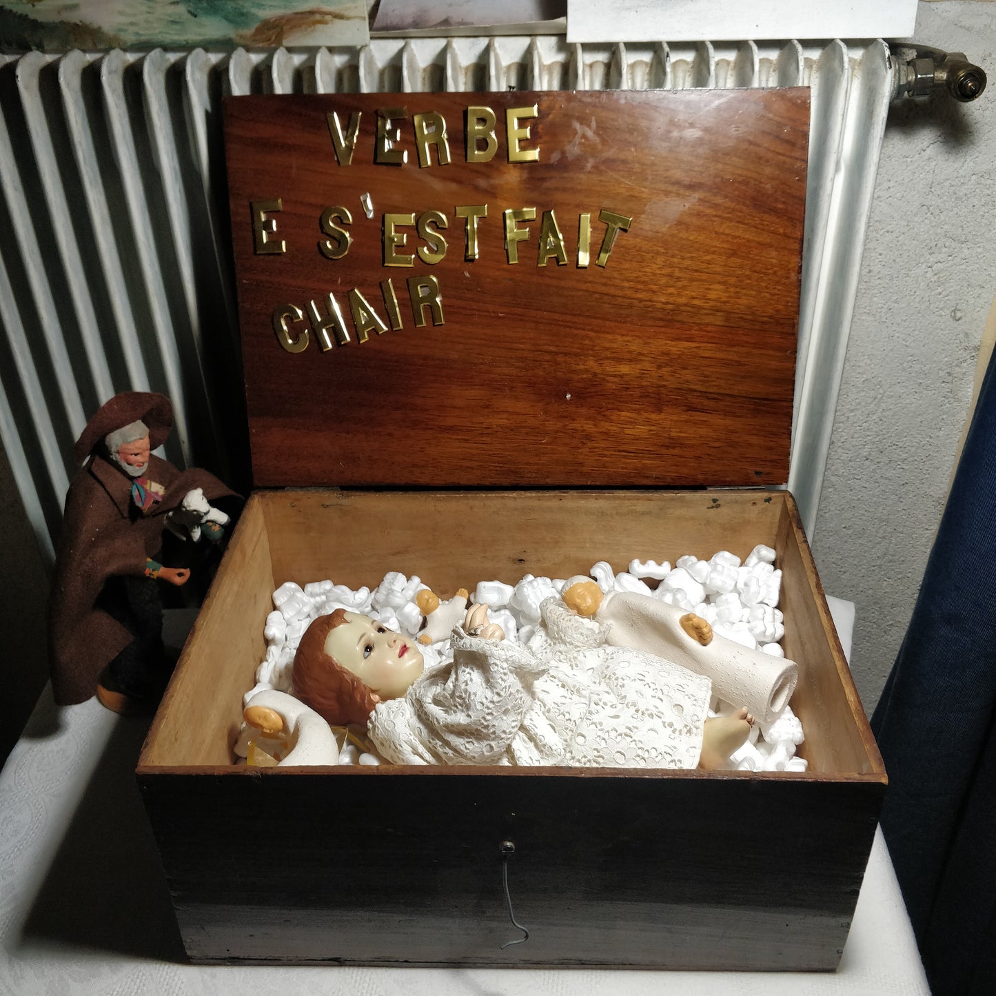 Enfant Jésus plus trois santons pour chrèche.