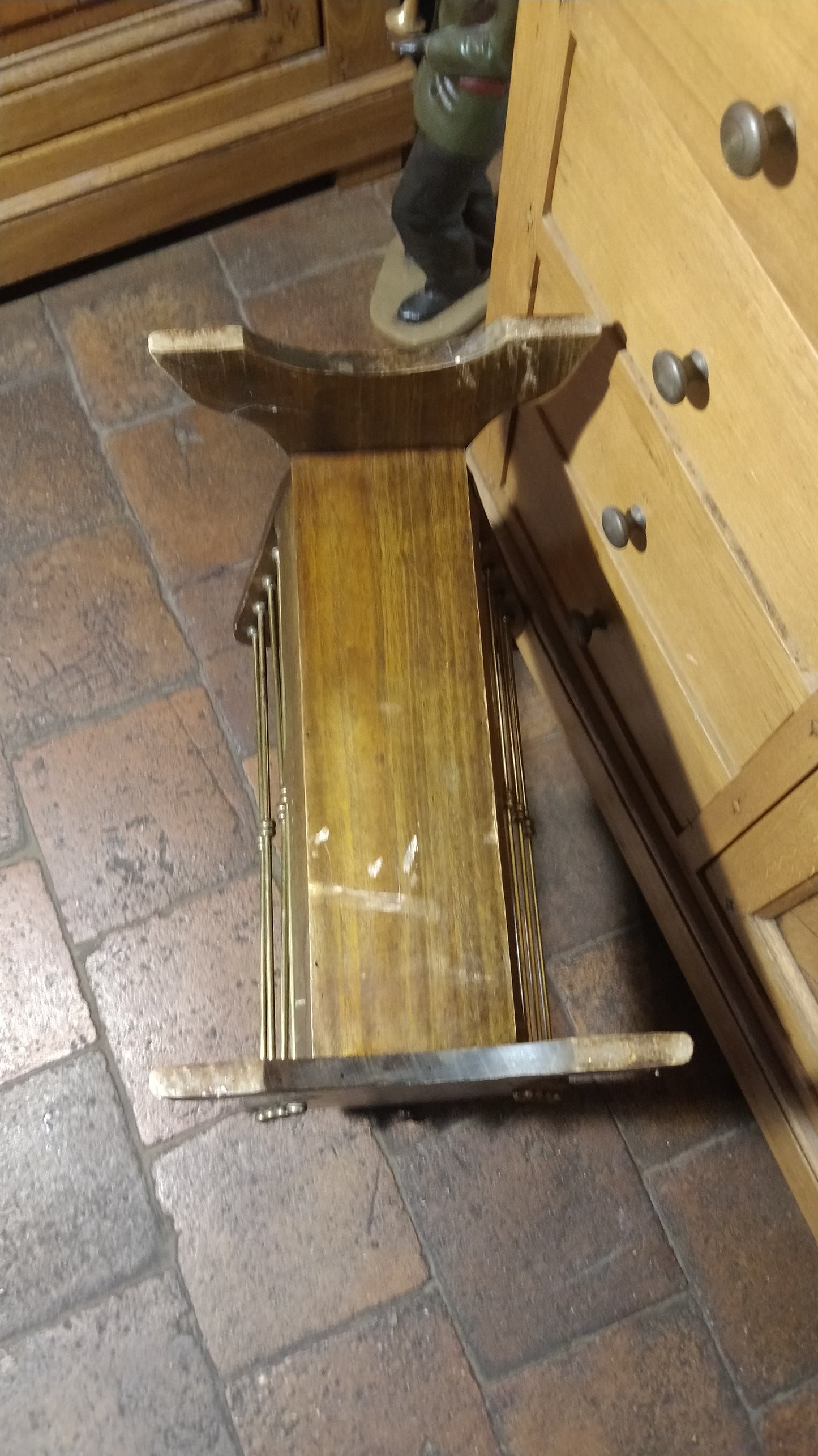 Porte revus bois et laiton.
