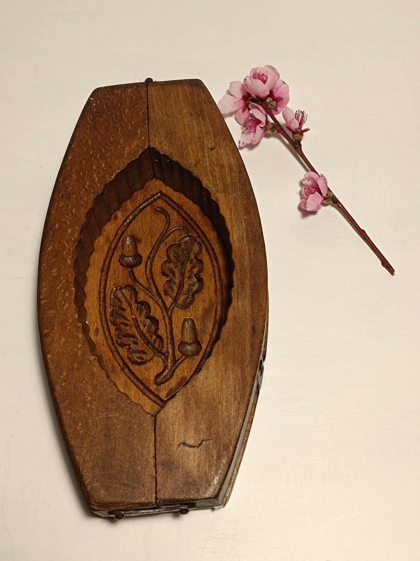 Ancien moule à beurre en bois massif.