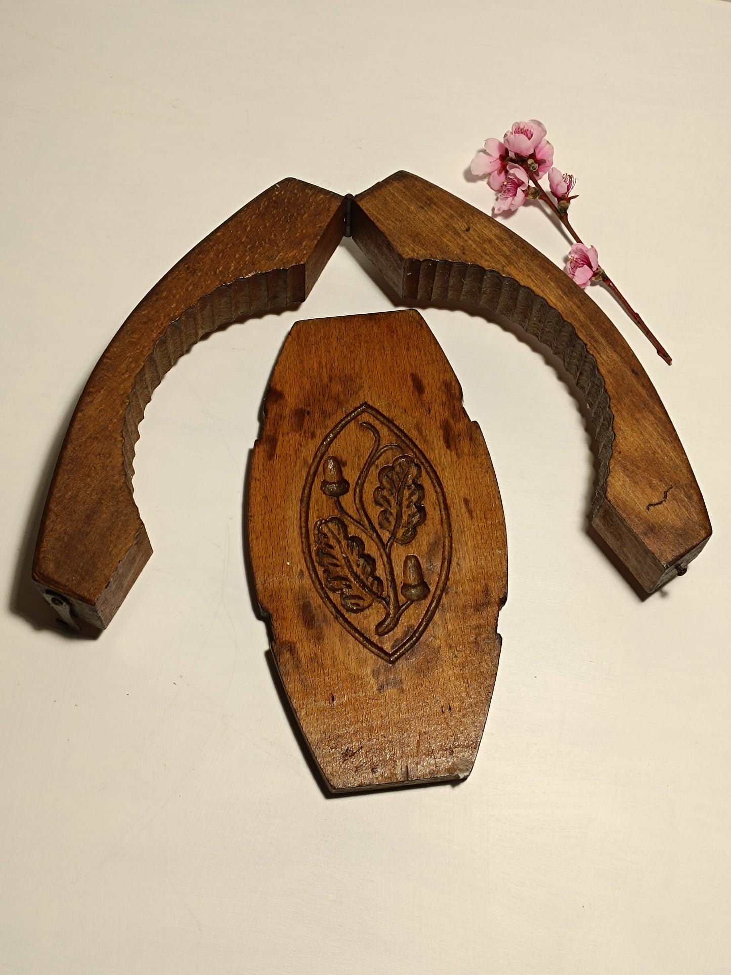 Ancien moule à beurre en bois massif.