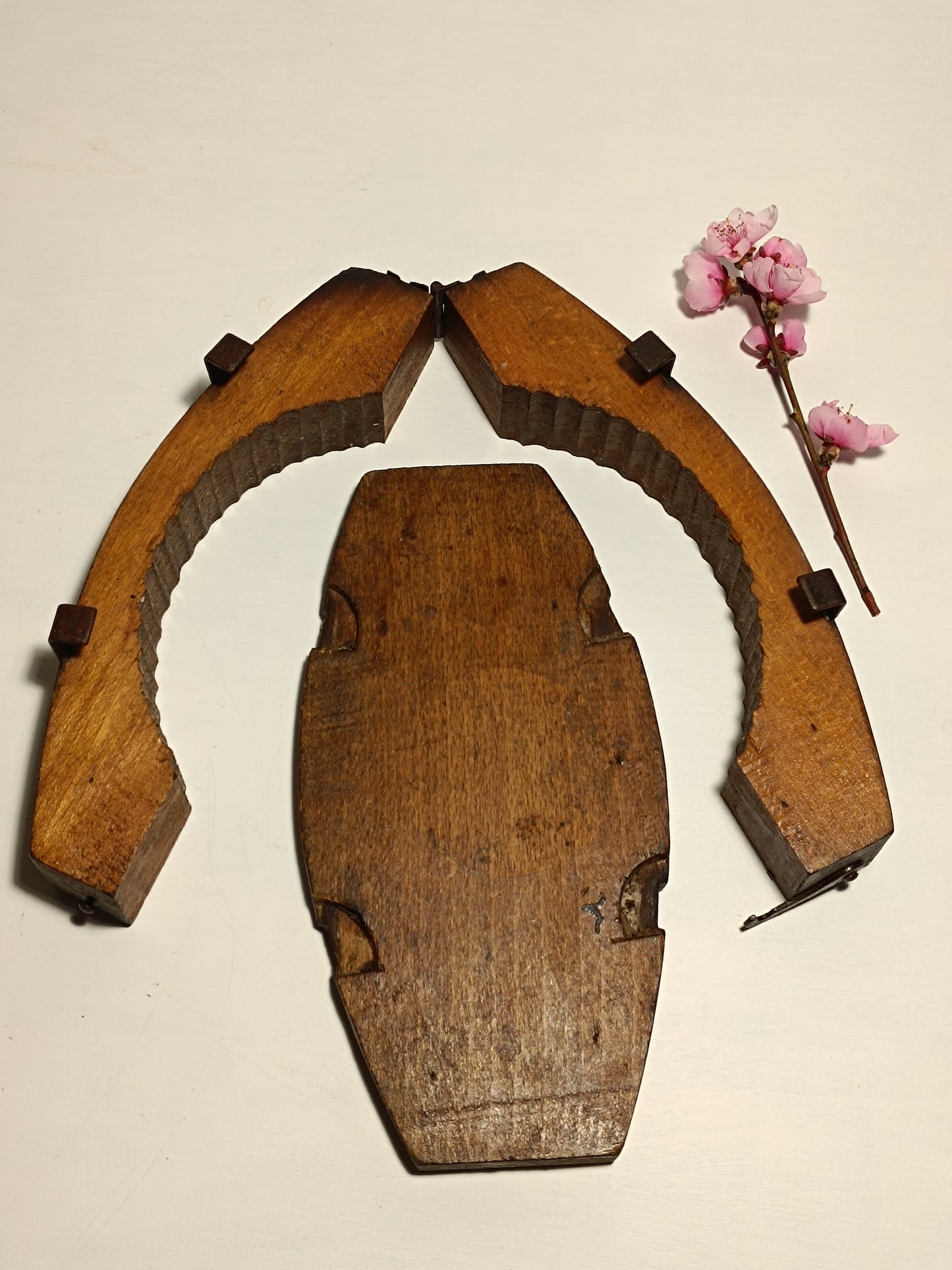Ancien moule à beurre en bois massif.