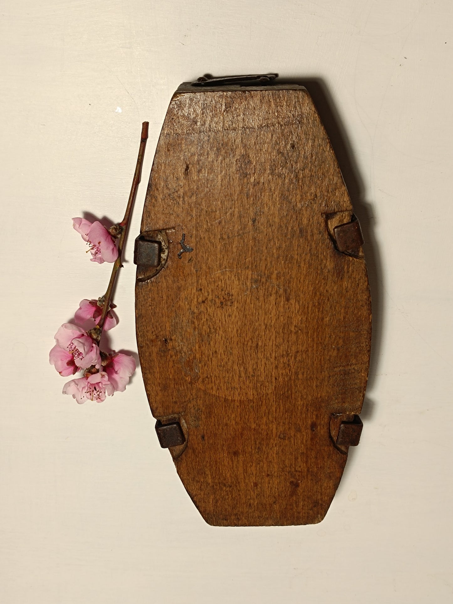 Ancien moule à beurre en bois massif.