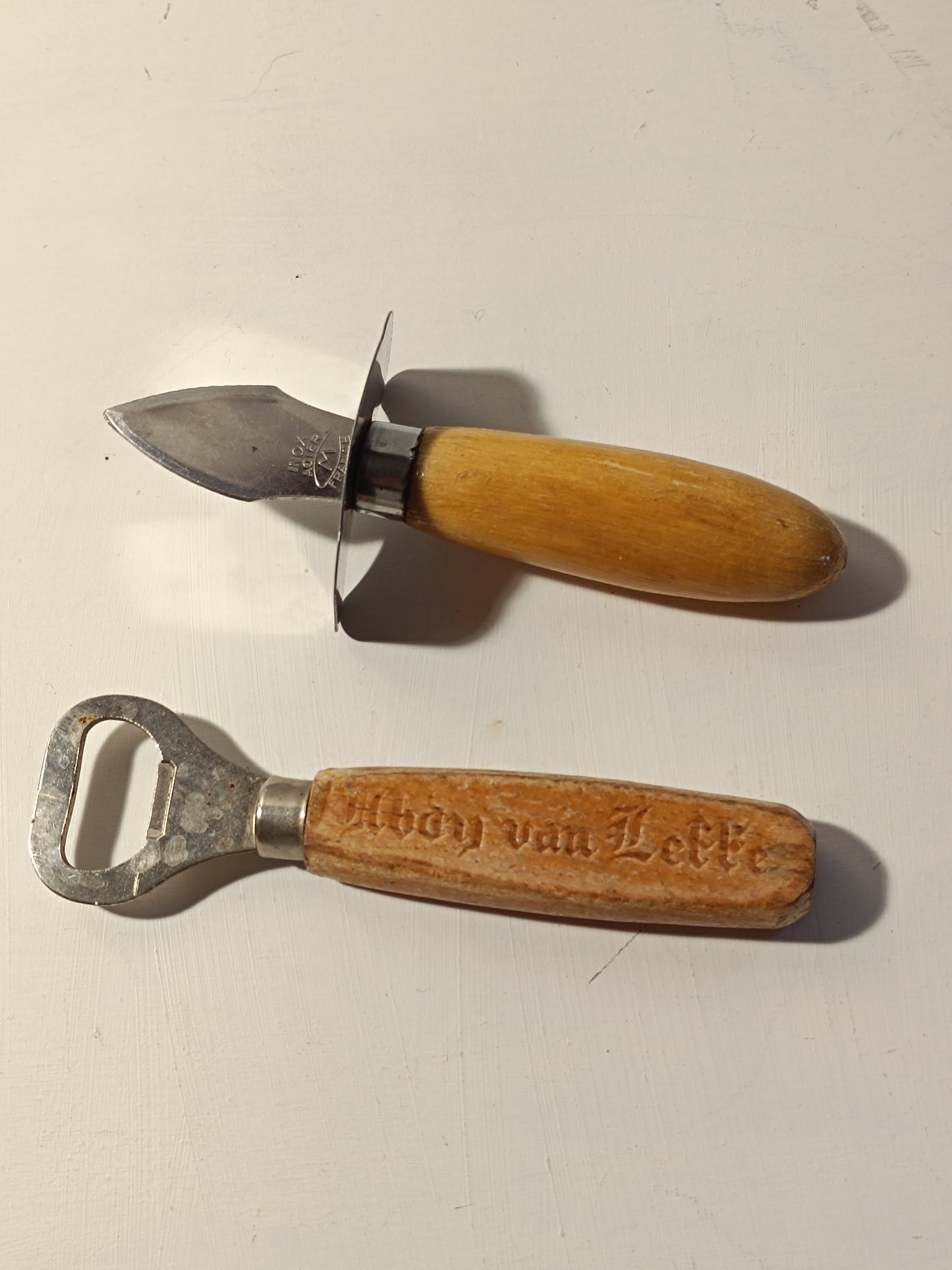 Décapsuleur Abbaye de Leffe plus couteau à huitres.