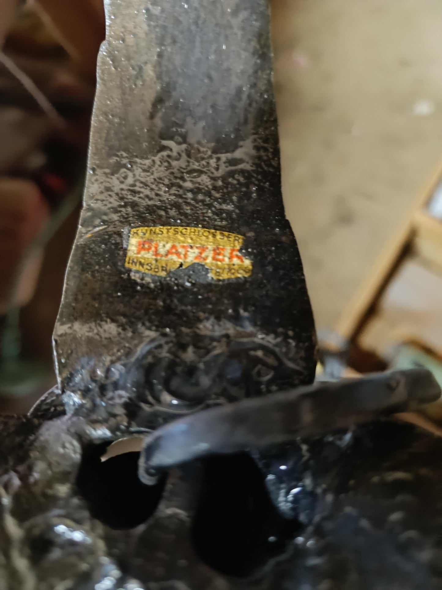 Lampe à poser fer forgé signé PLATZER.
