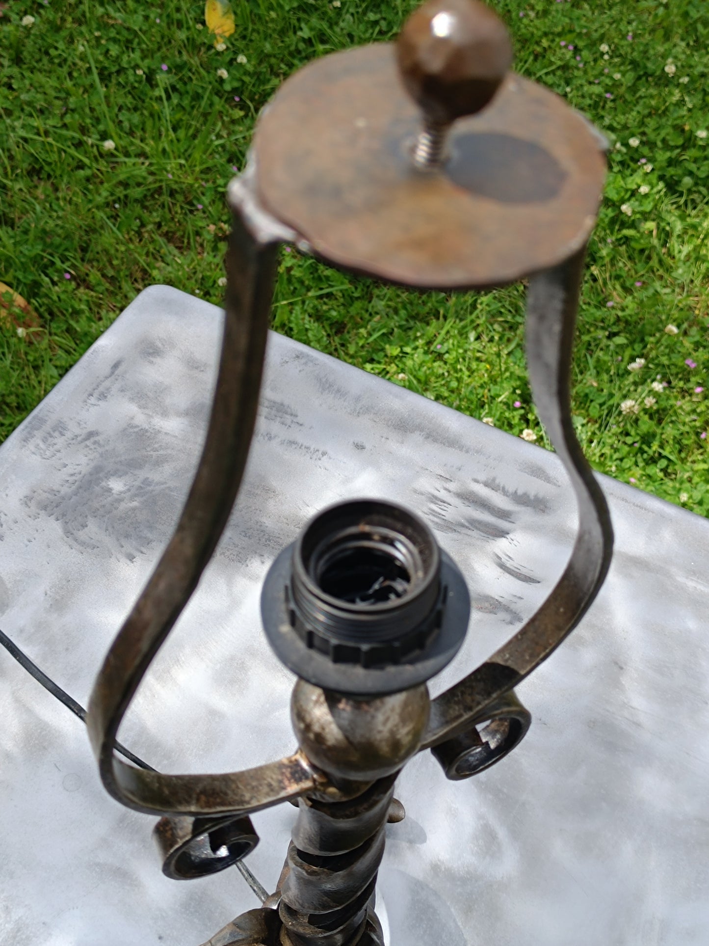 Lampe à poser fer forgé signé PLATZER.
