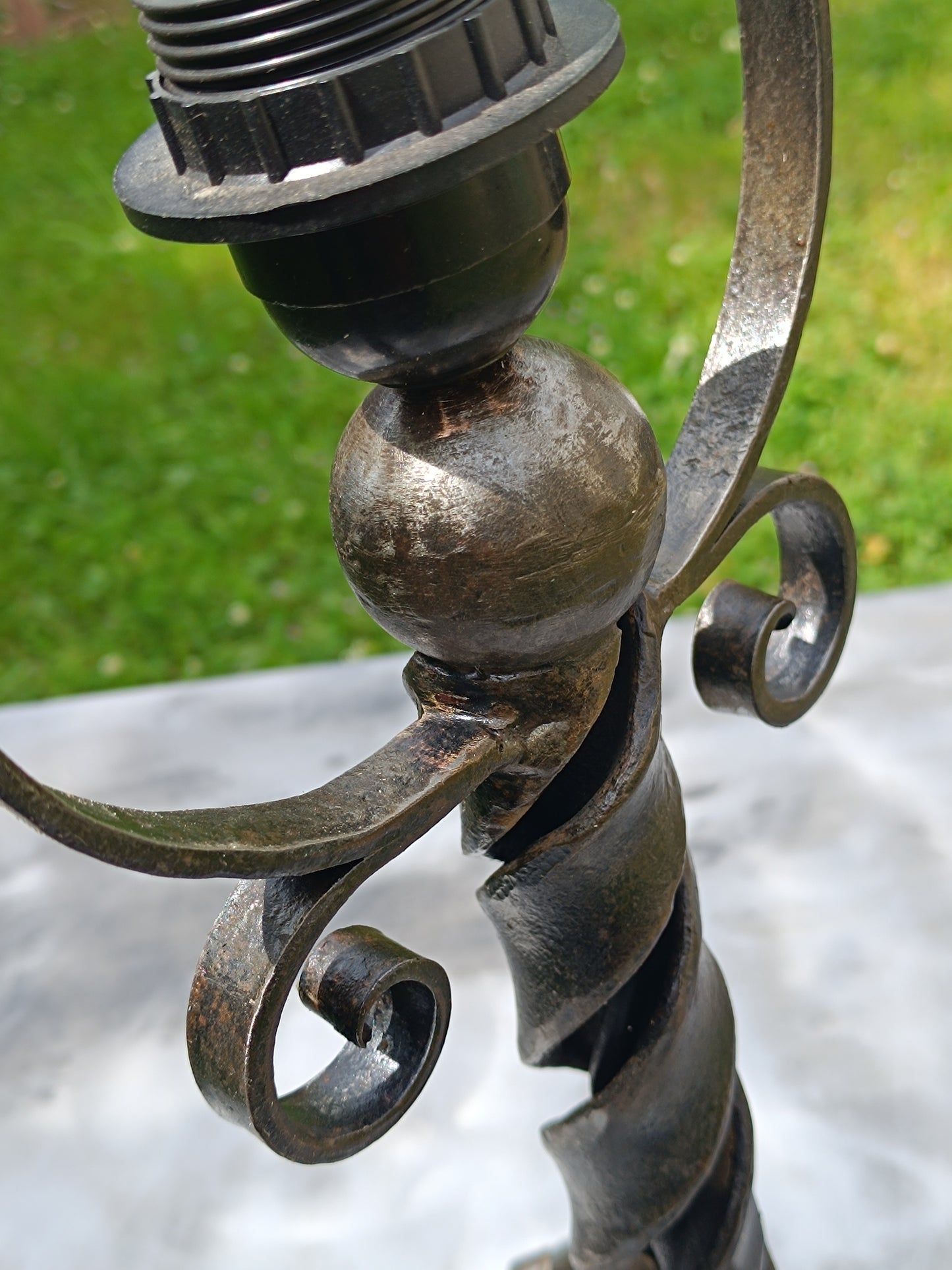 Lampe à poser fer forgé signé PLATZER.