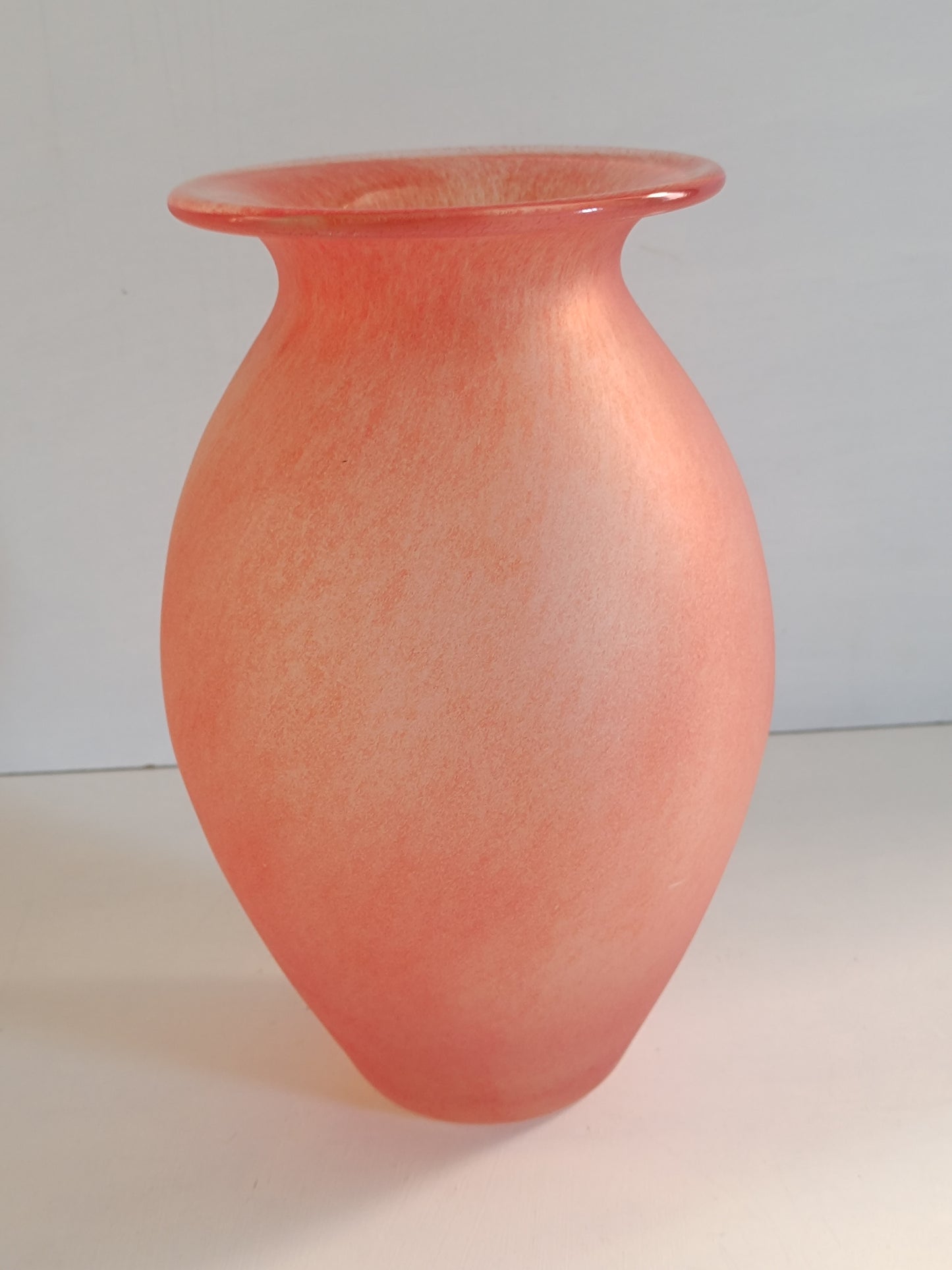 Vase en verre opaque, dépoli rose.