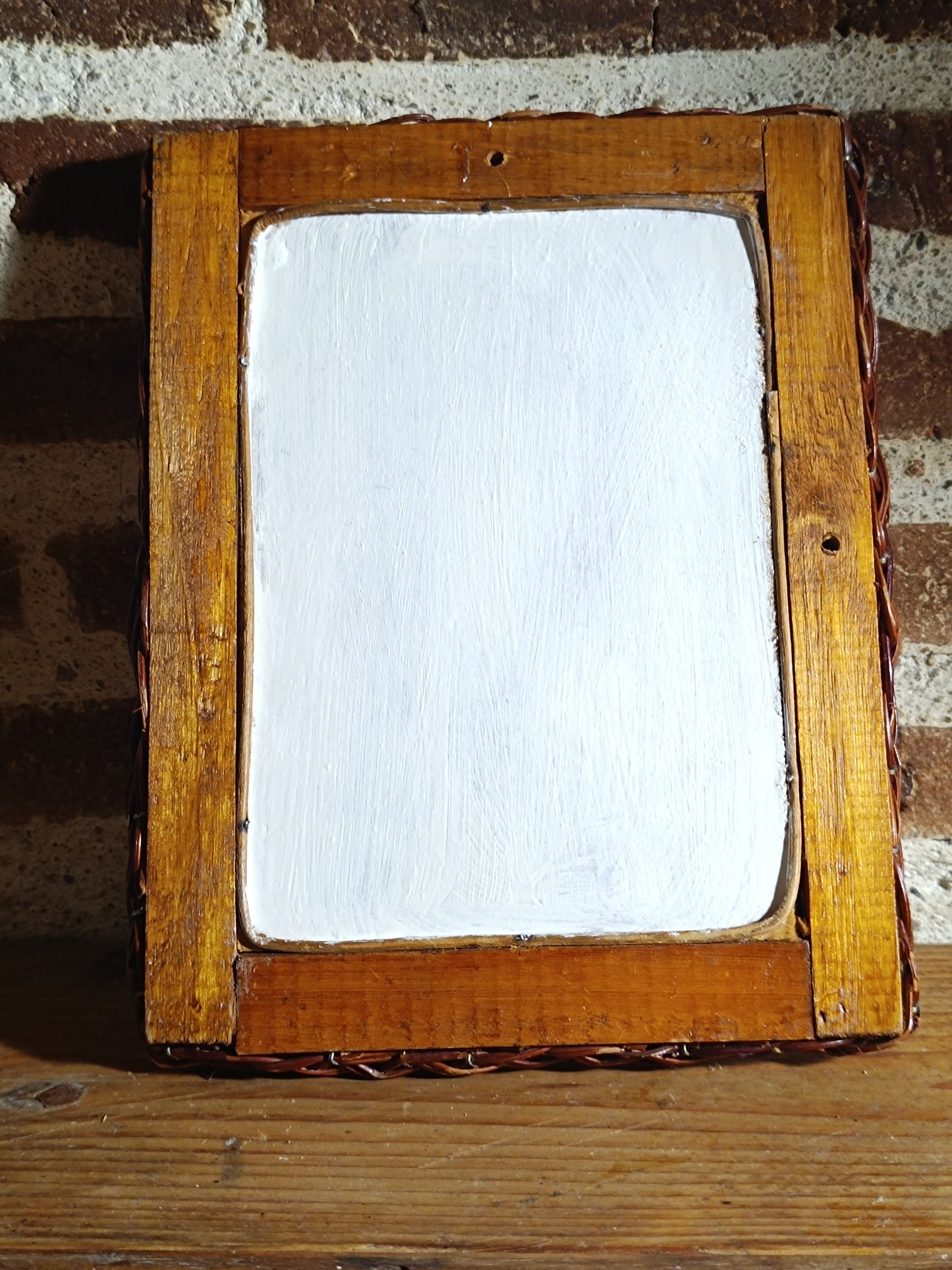Miroir en rotin teinté et tressé.
