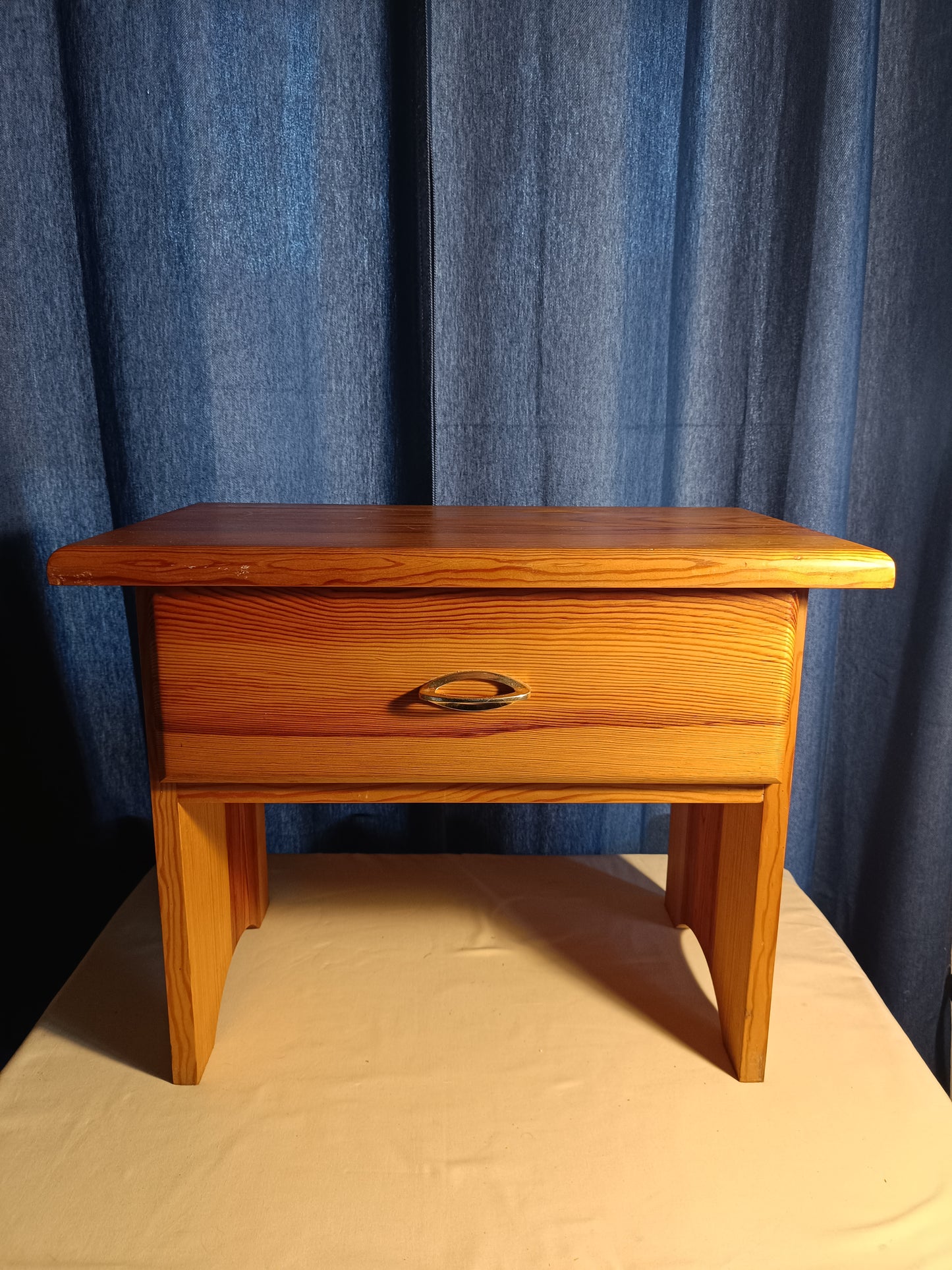 Ancien MEUBLE BANC en pin, période de design de 70 à 79.