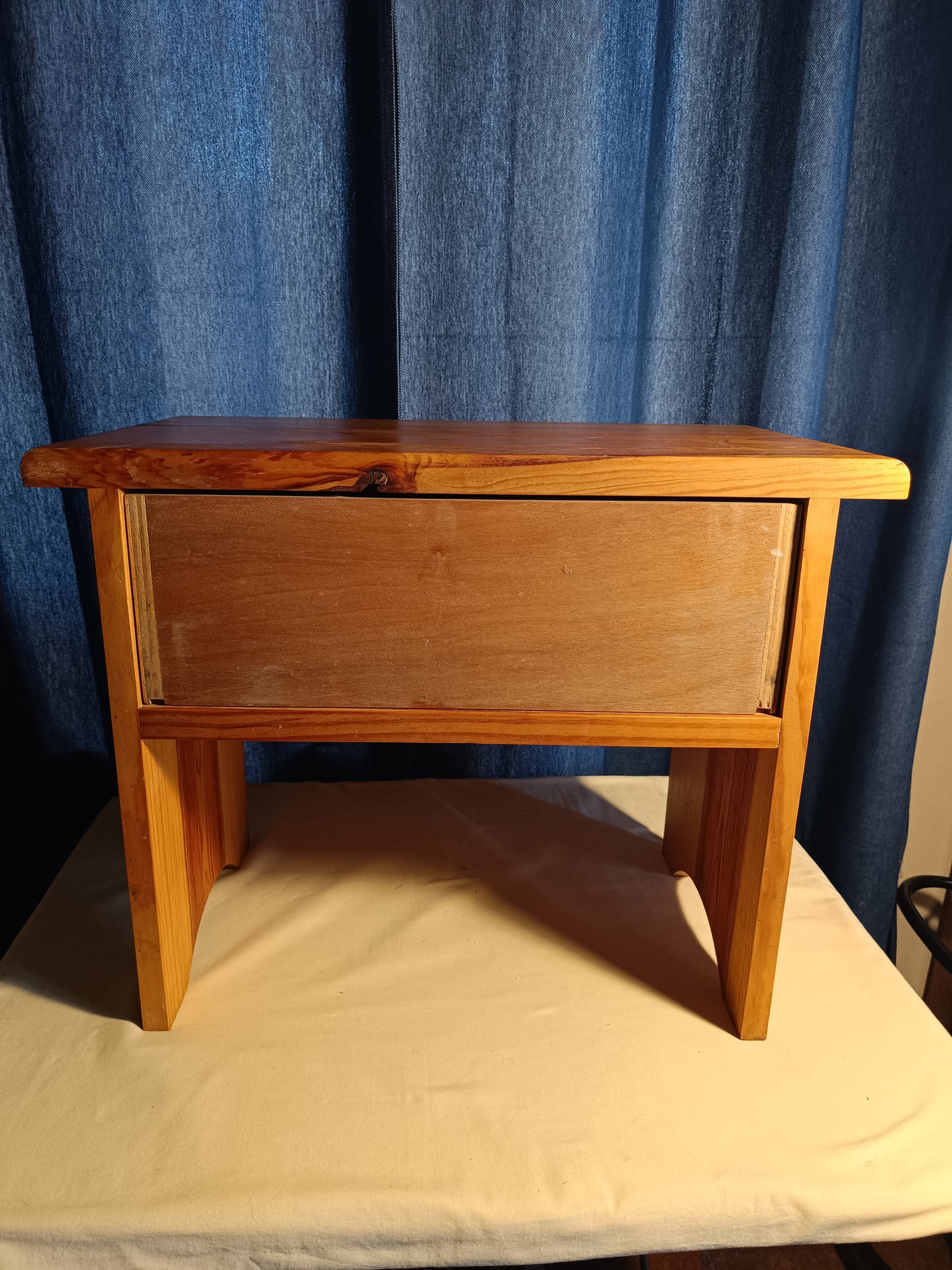 Ancien MEUBLE BANC en pin, période de design de 70 à 79.