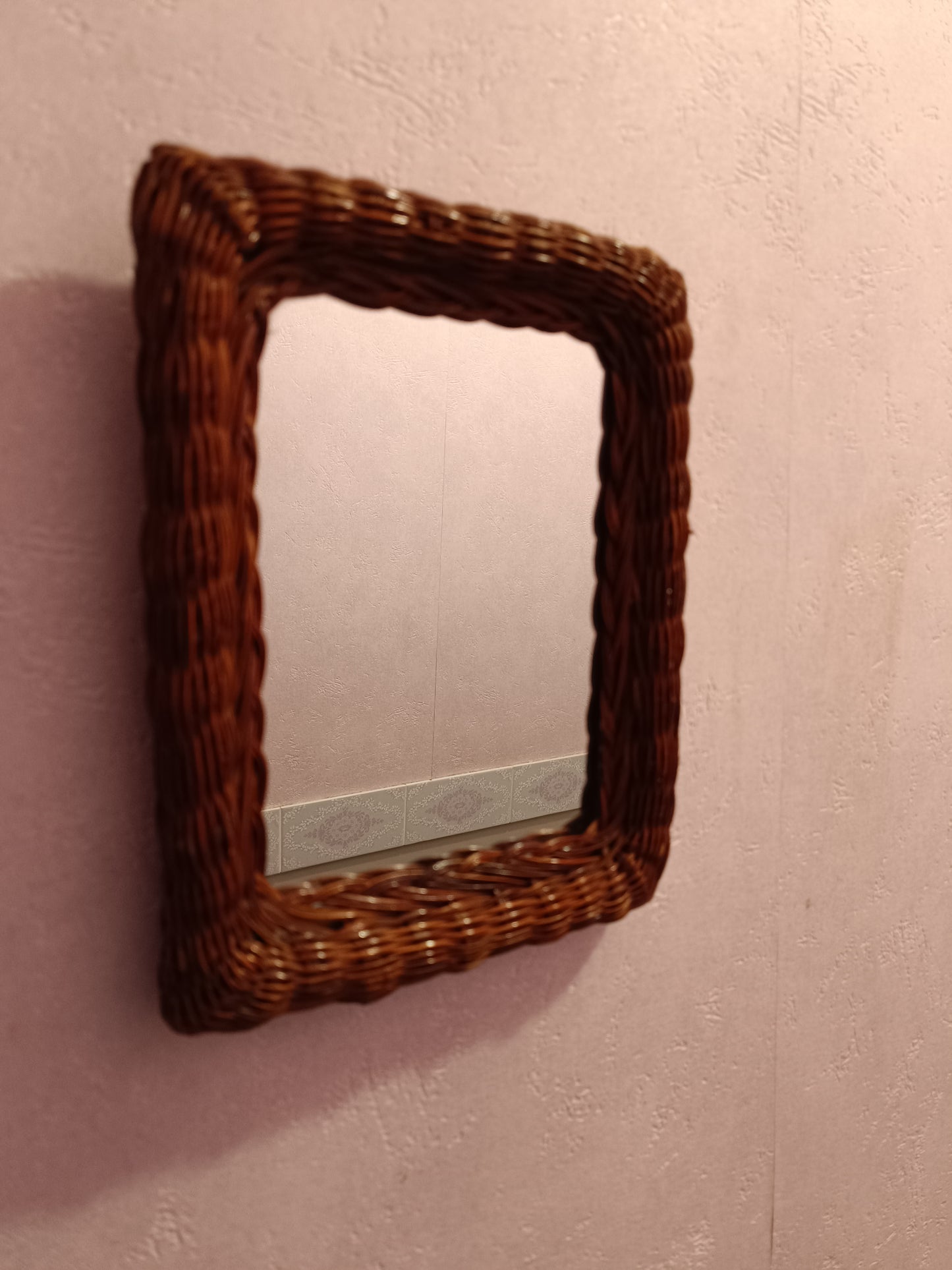 Miroir en rotin teinté et tressé.