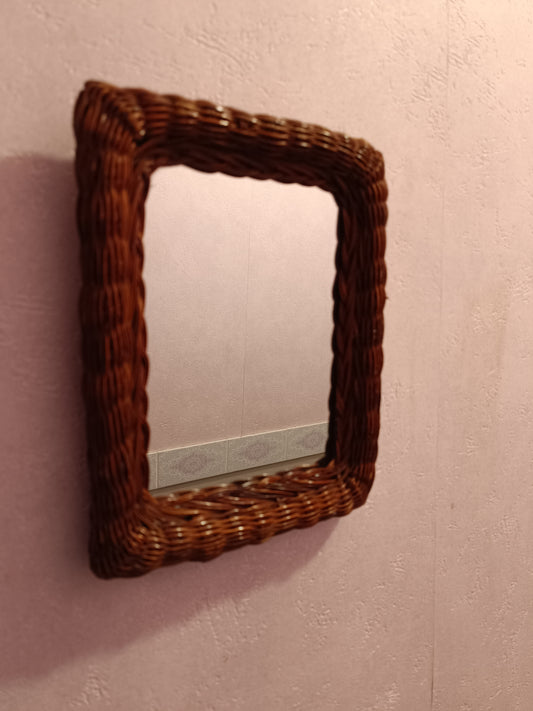 Miroir en rotin teinté et tressé.