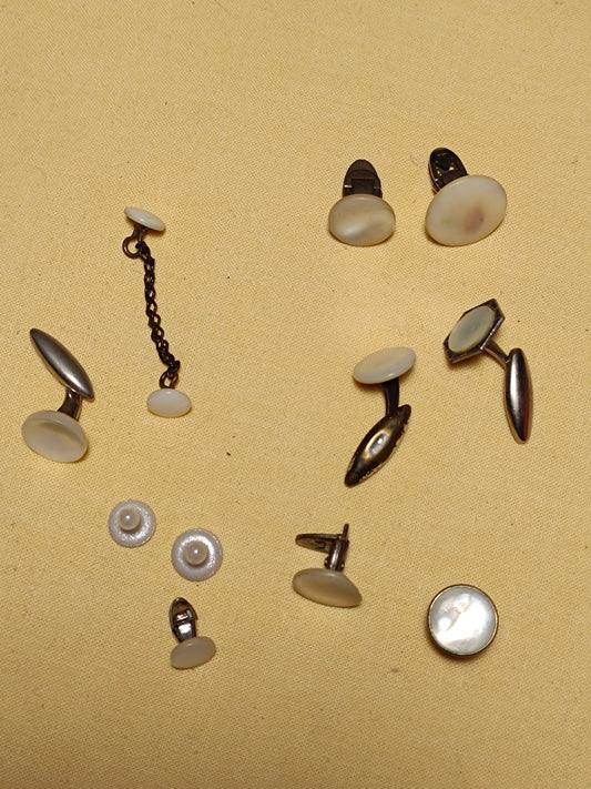 Lot d'anciens boutons de manchettes.
