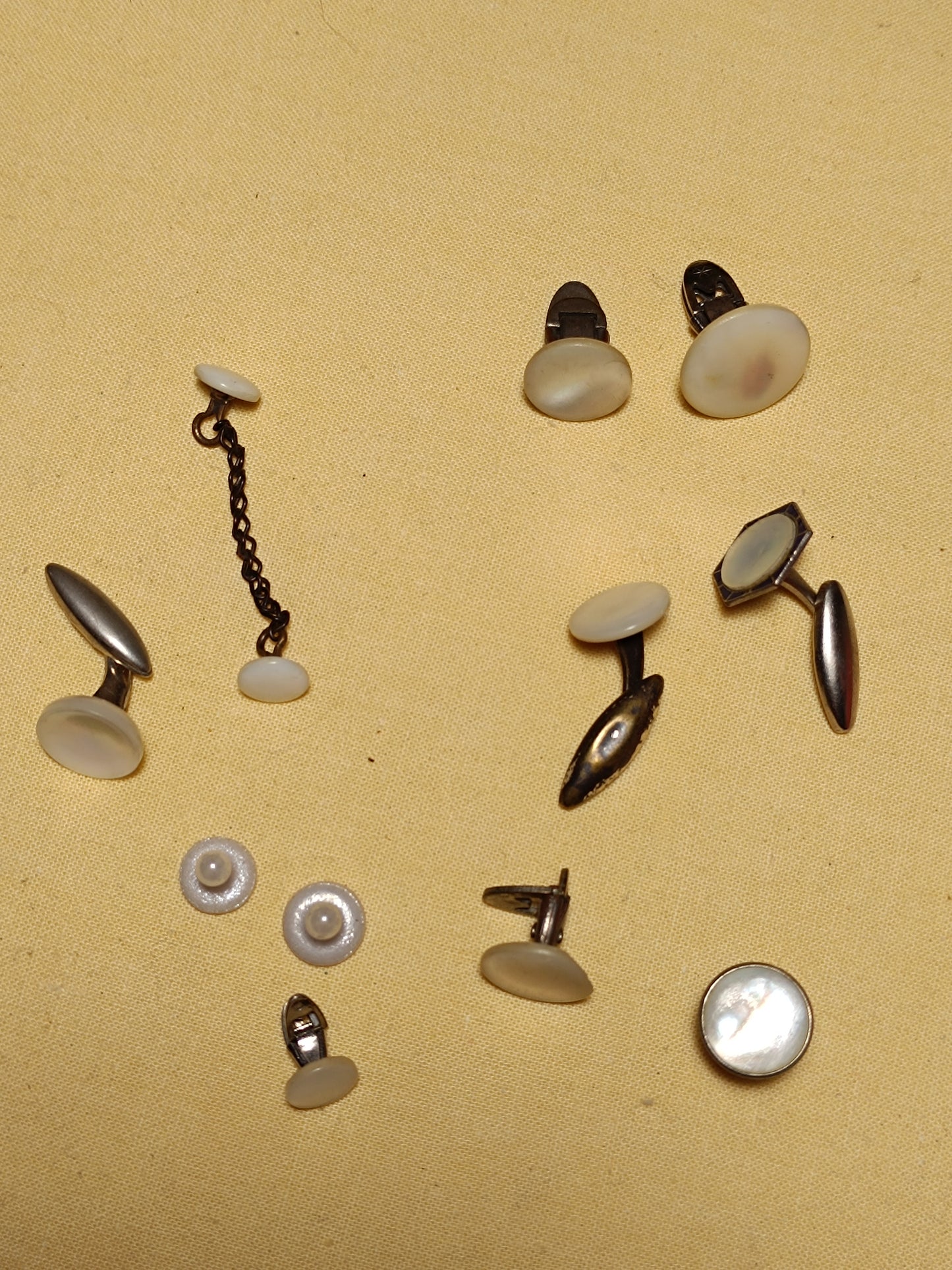Lot d'anciens boutons de manchettes.