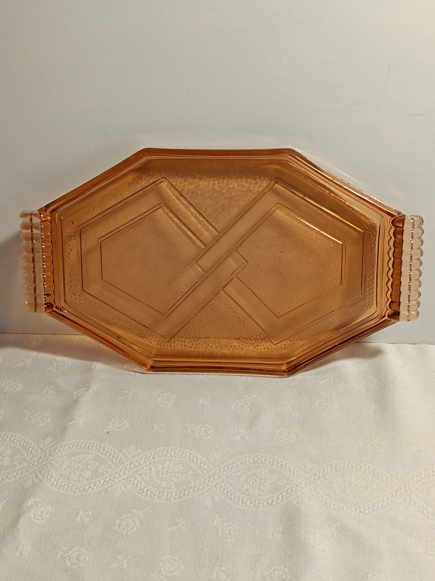 Plateaux hexagonal, Arts déco, plus six verres en verre rose.