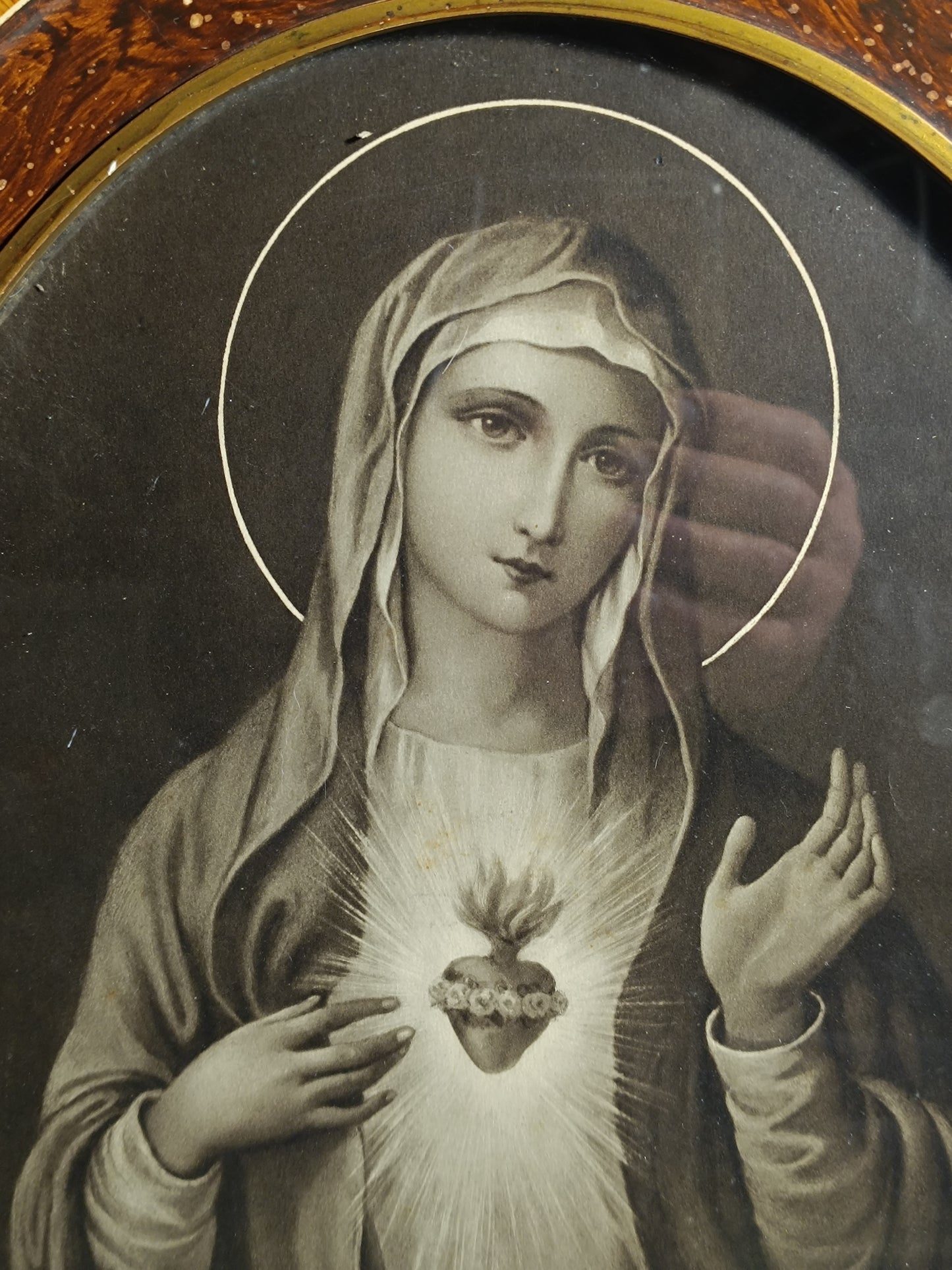 Cadre ancien, en bois et plâtre, avec une photo ancienne, Marie le Coeur-Sacré.