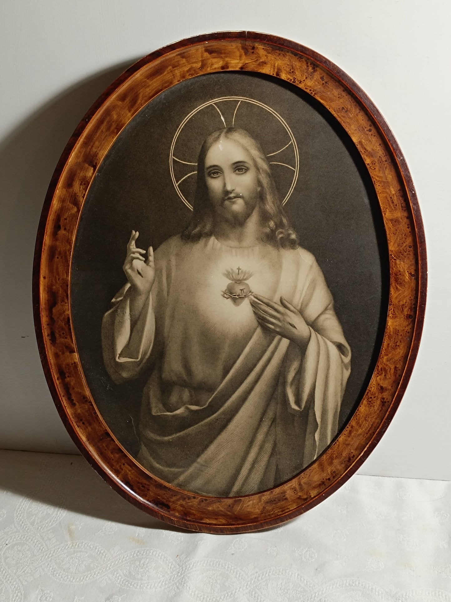 Cadre ancien, en bois et plâtre, avec une photo ancienne, JÉSUS le Coeur-Sacré.