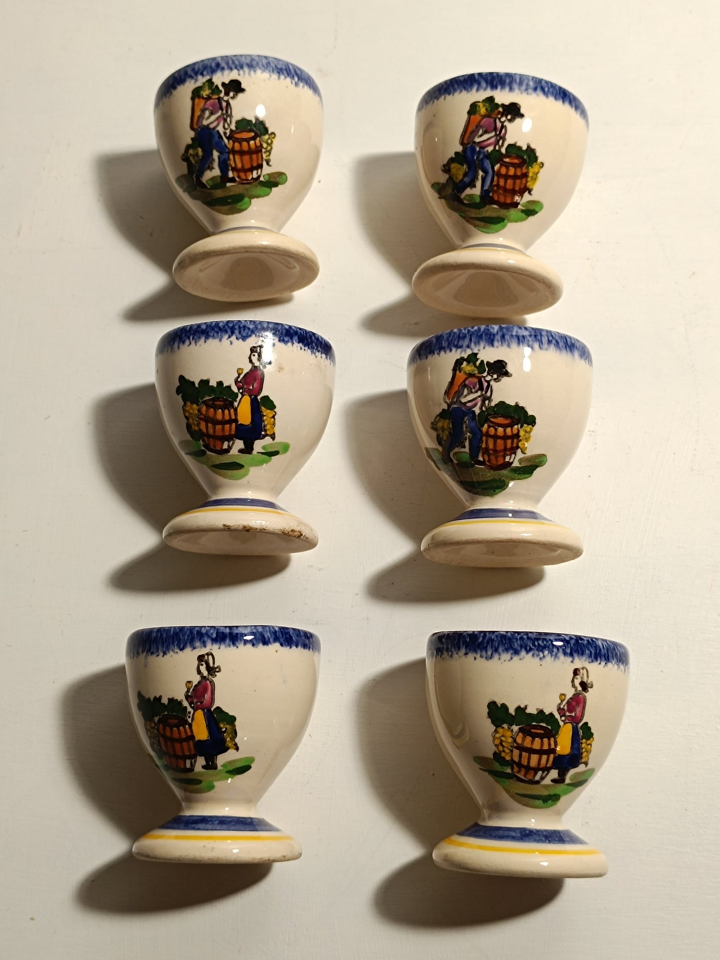 Six coquetiers en terre cuite vernissée.