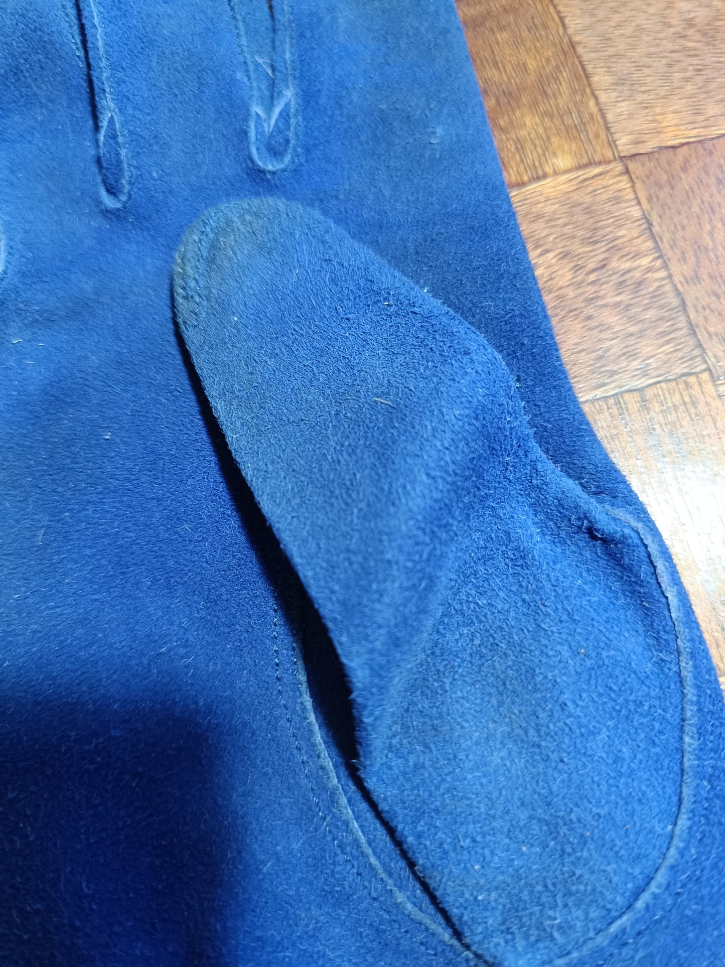 Paires de gants vintage en cuir bleu.