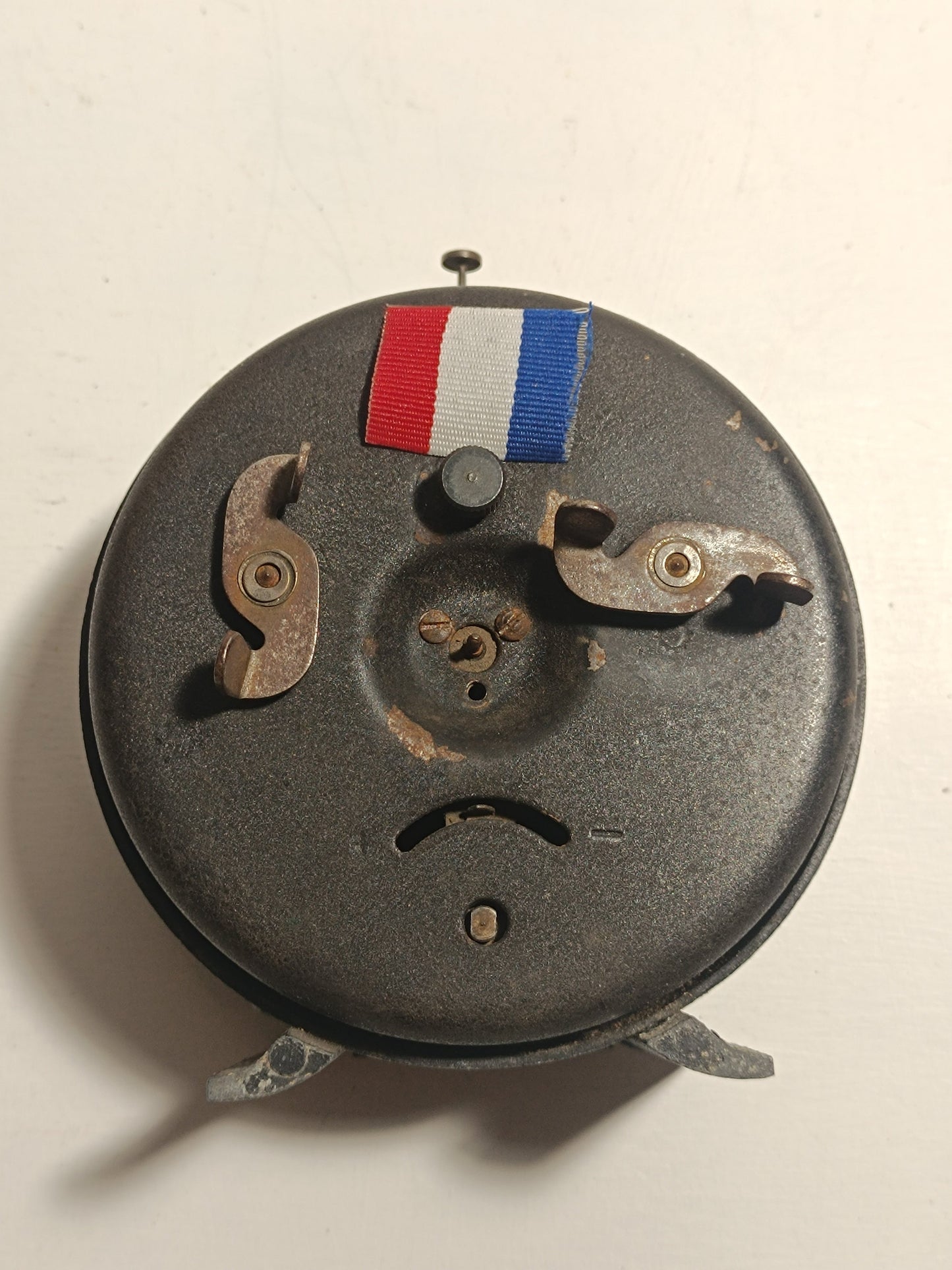 Ancien réveil mécanique made in France.