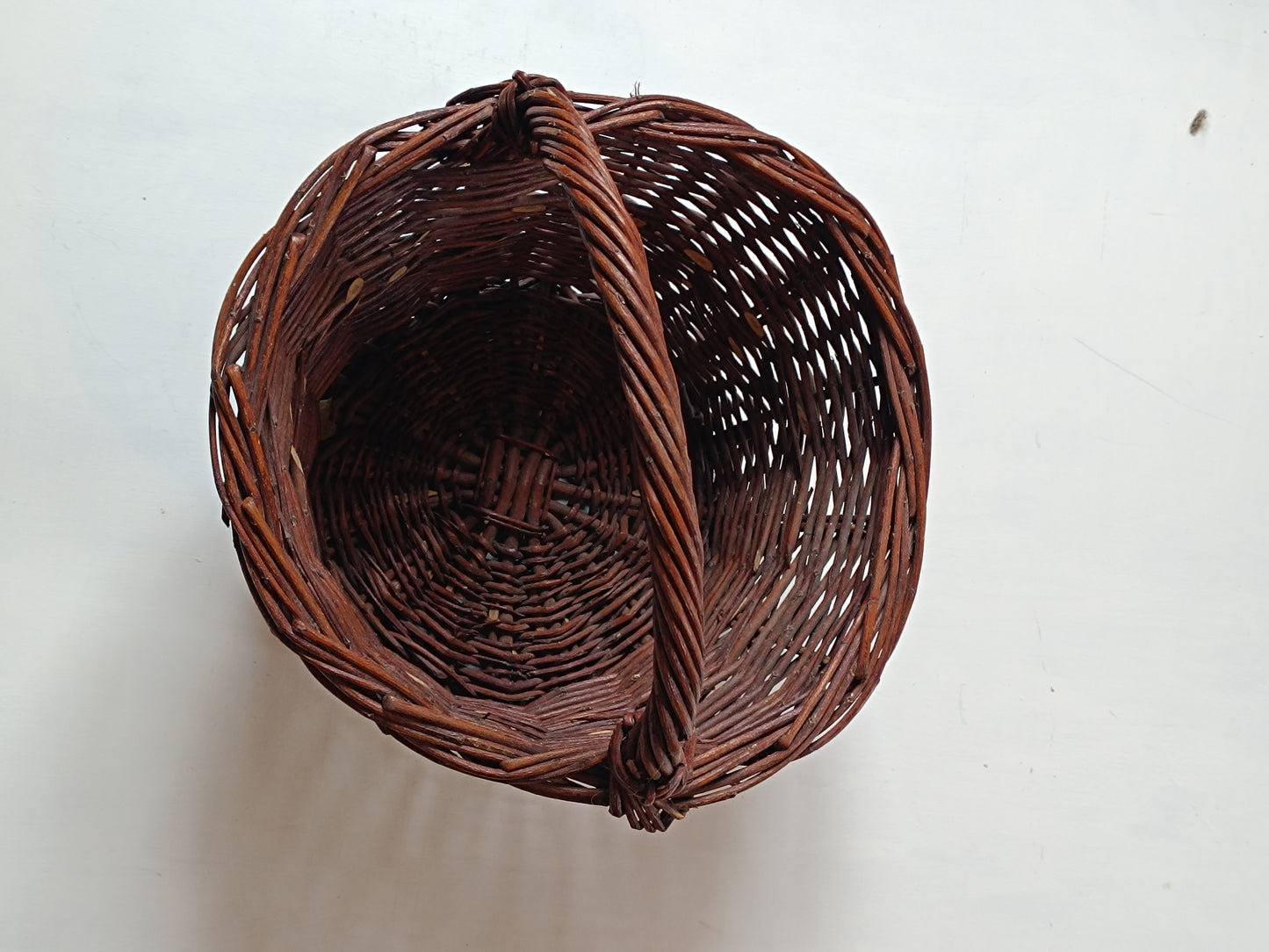 Ancien panier artisanal en osier.