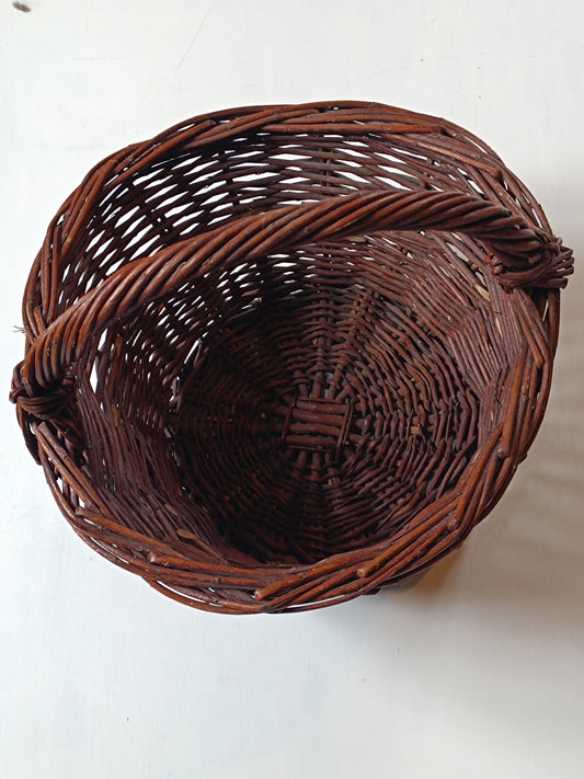 Ancien panier artisanal en osier.