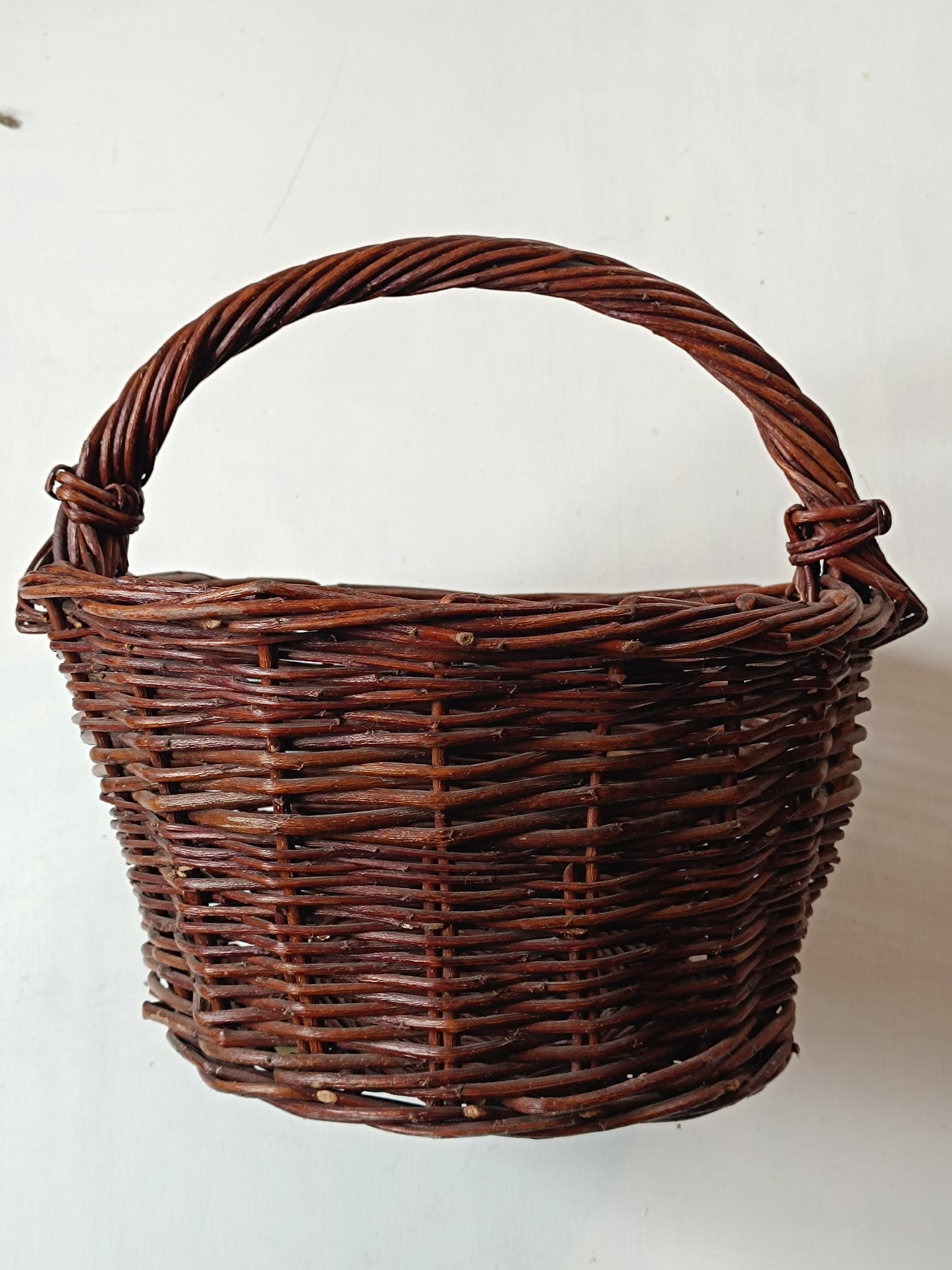 Ancien panier artisanal en osier.