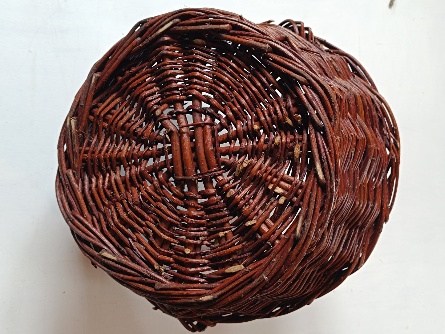 Ancien panier artisanal en osier.