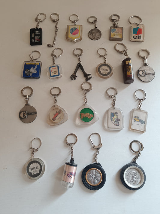 Collection porte-clés publicitaire accessoires automobiles et lubrifiants, Total, Schell, Elf, Michelin.