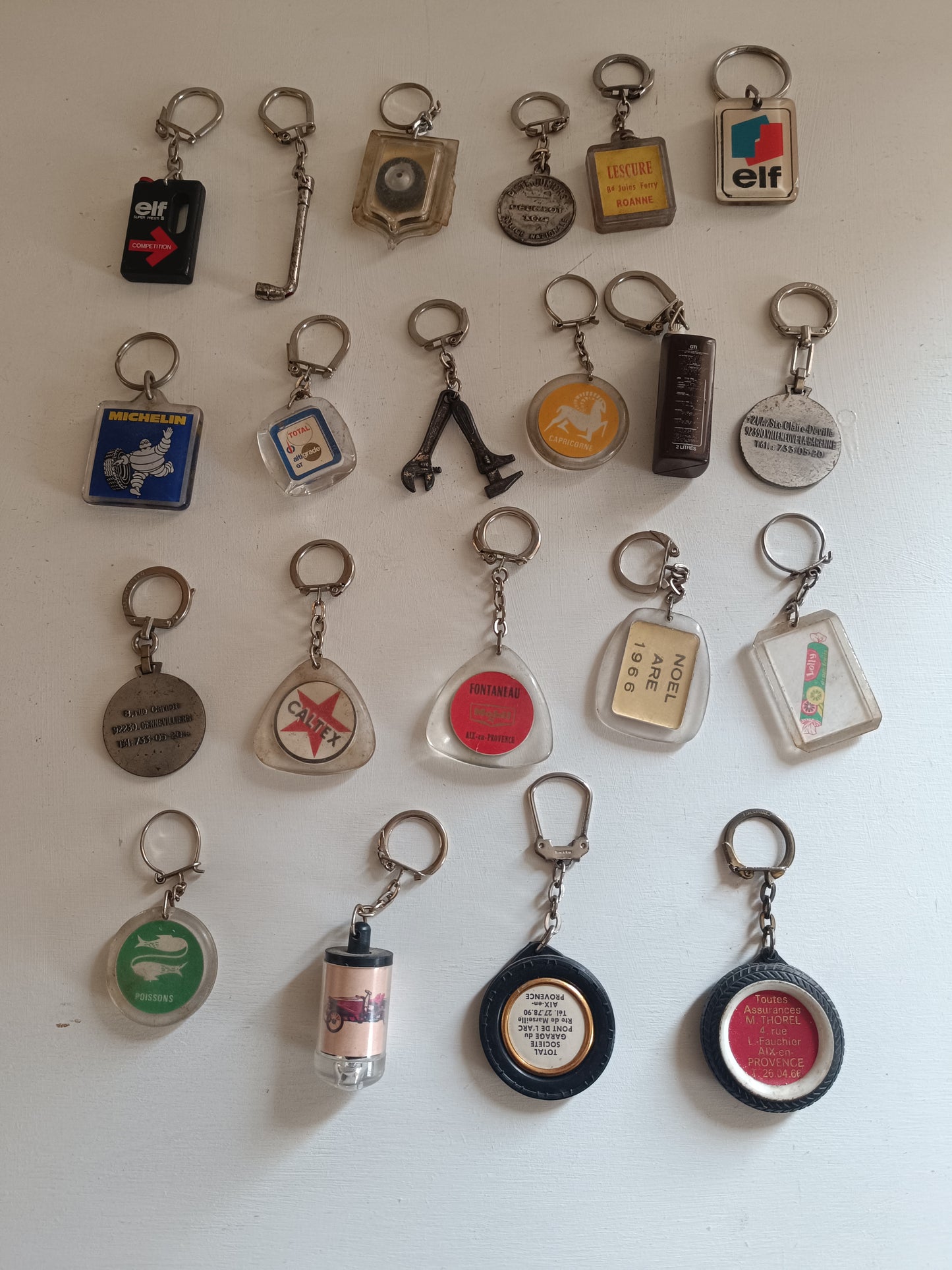 Collection porte-clés publicitaire accessoires automobiles et lubrifiants, Total, Schell, Elf, Michelin.
