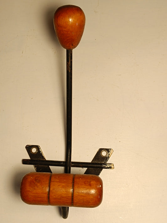 Ancienne patère bois et acier.