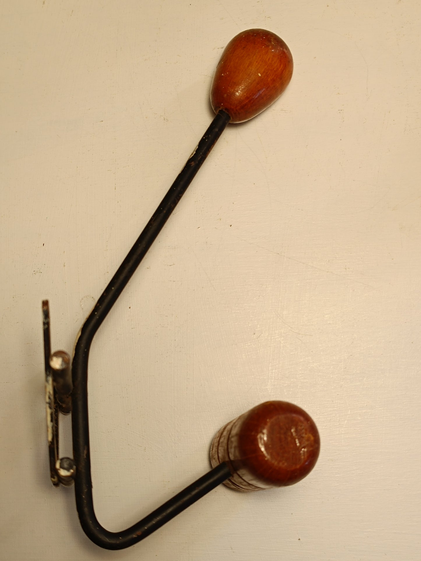 Ancienne patère bois et acier.