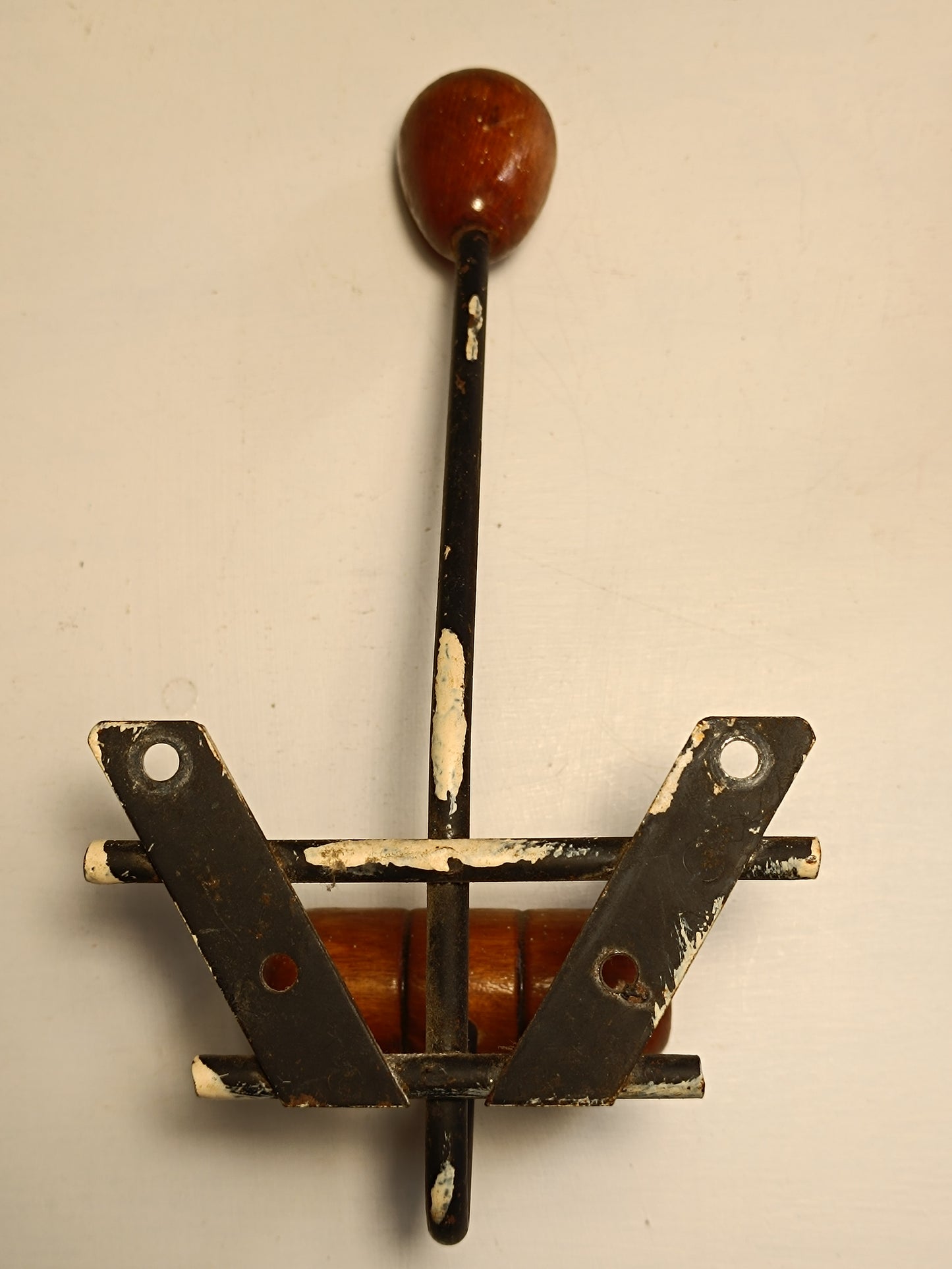 Ancienne patère bois et acier.