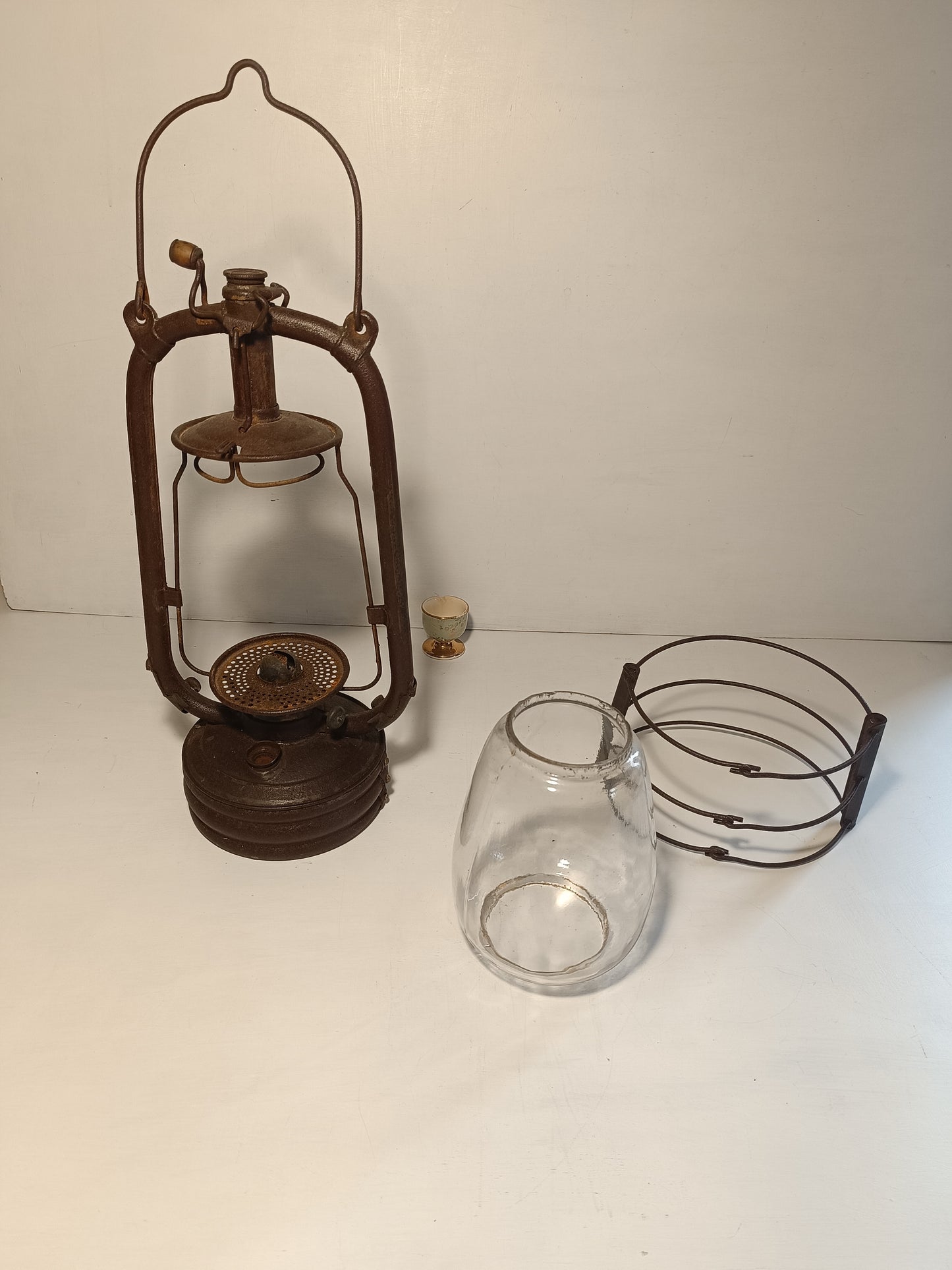 Ancienne lampe tempête acier et verre.
