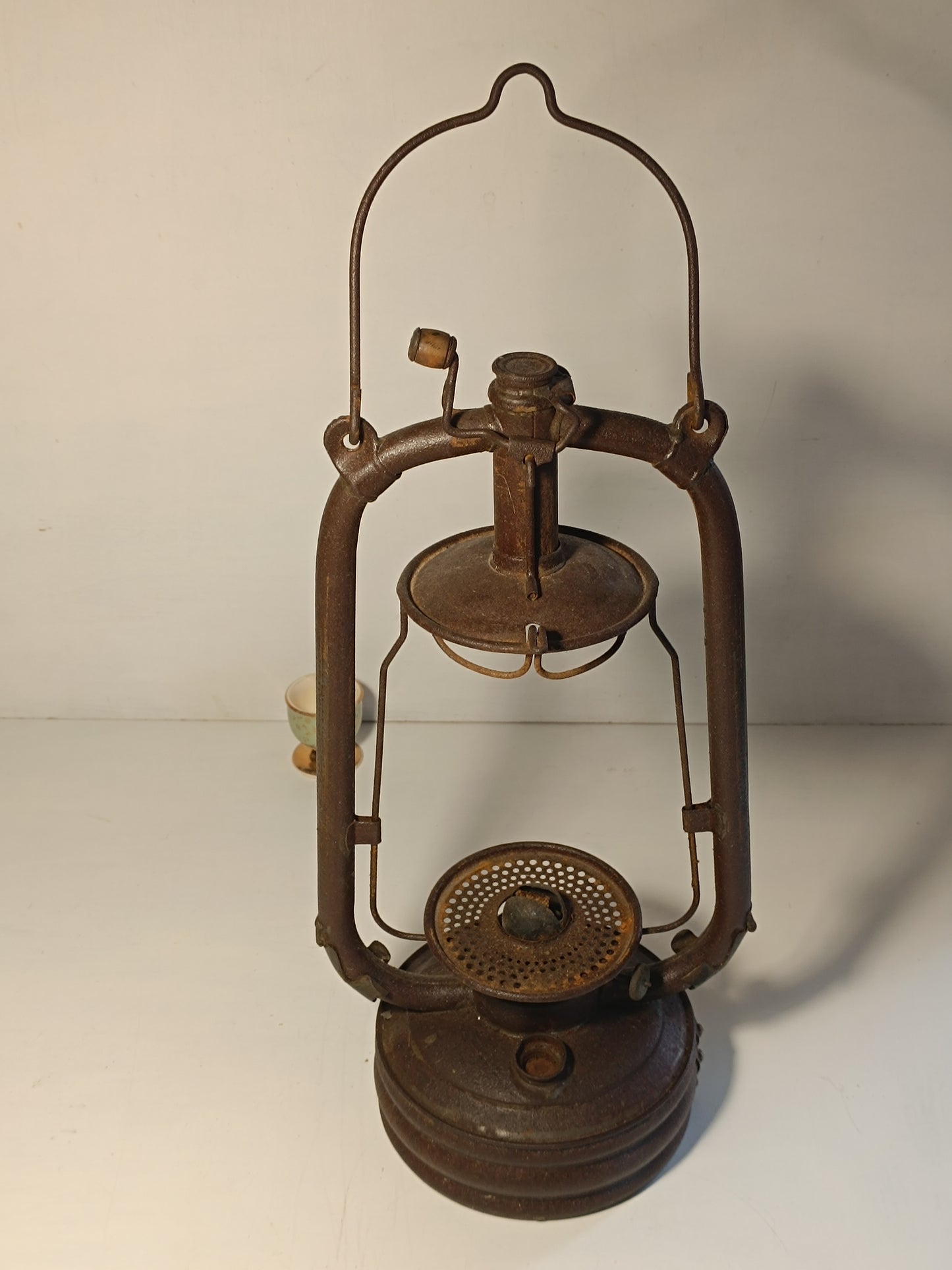 Ancienne lampe tempête acier et verre.