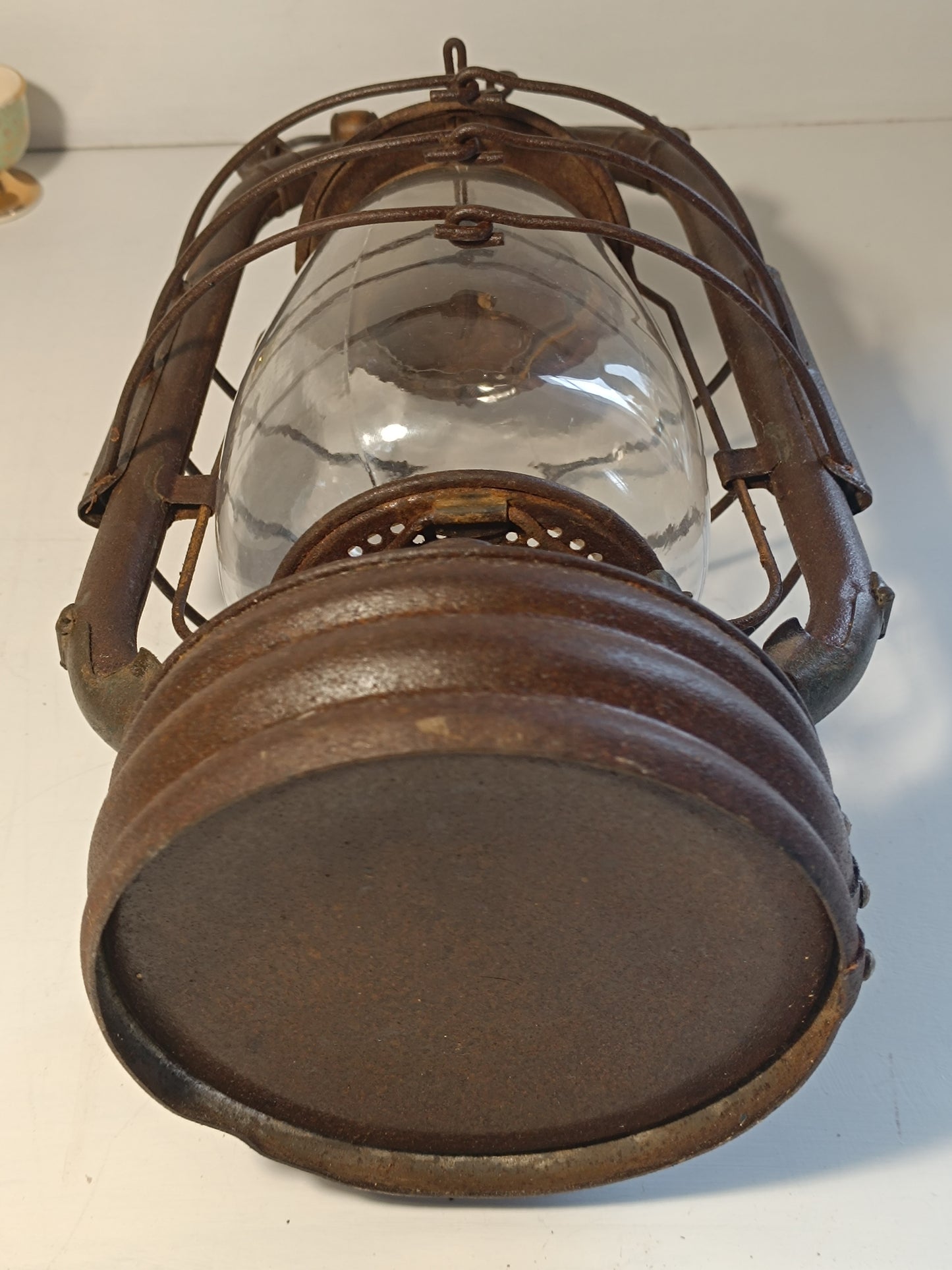 Ancienne lampe tempête acier et verre.