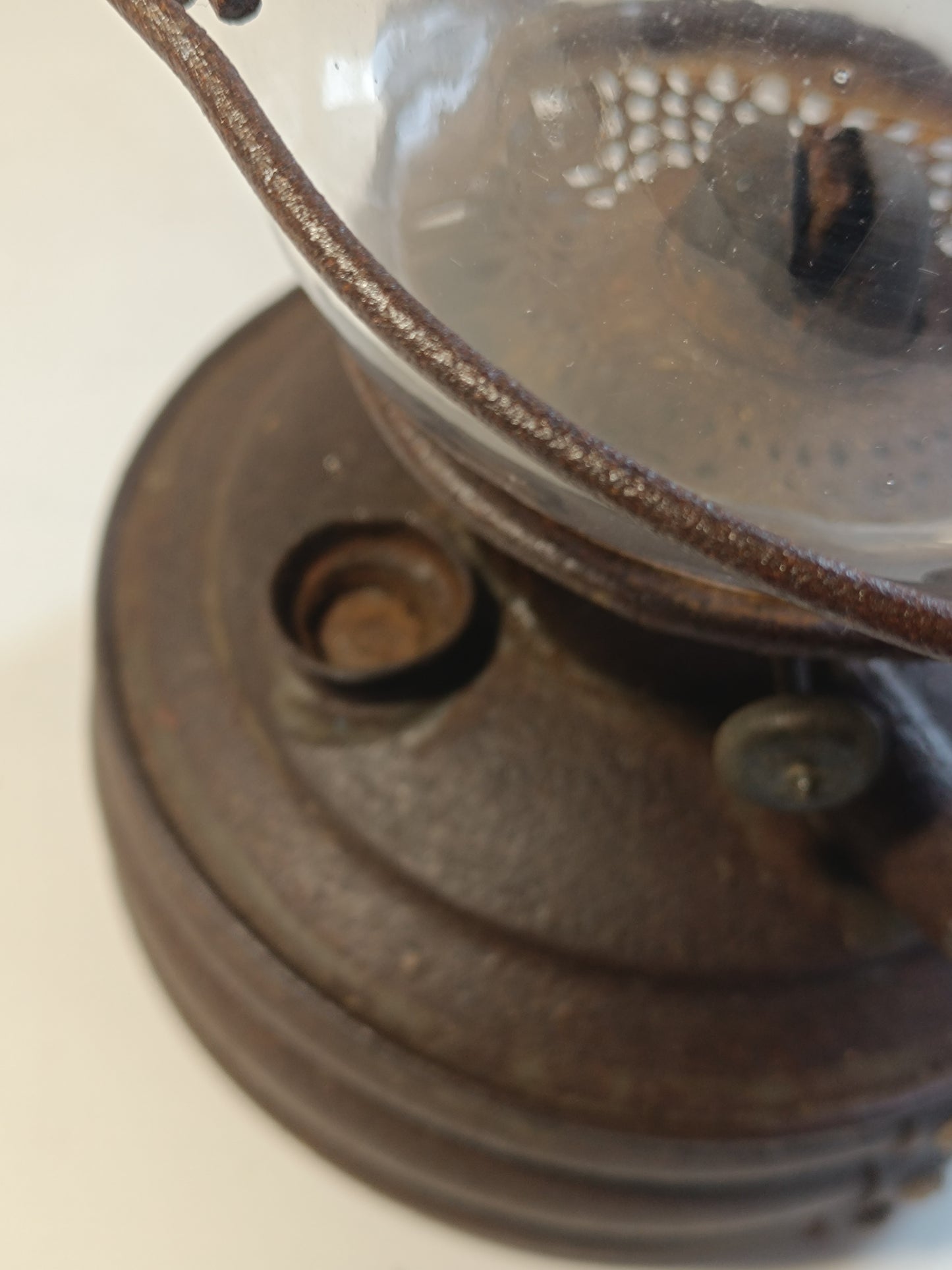Ancienne lampe tempête acier et verre.