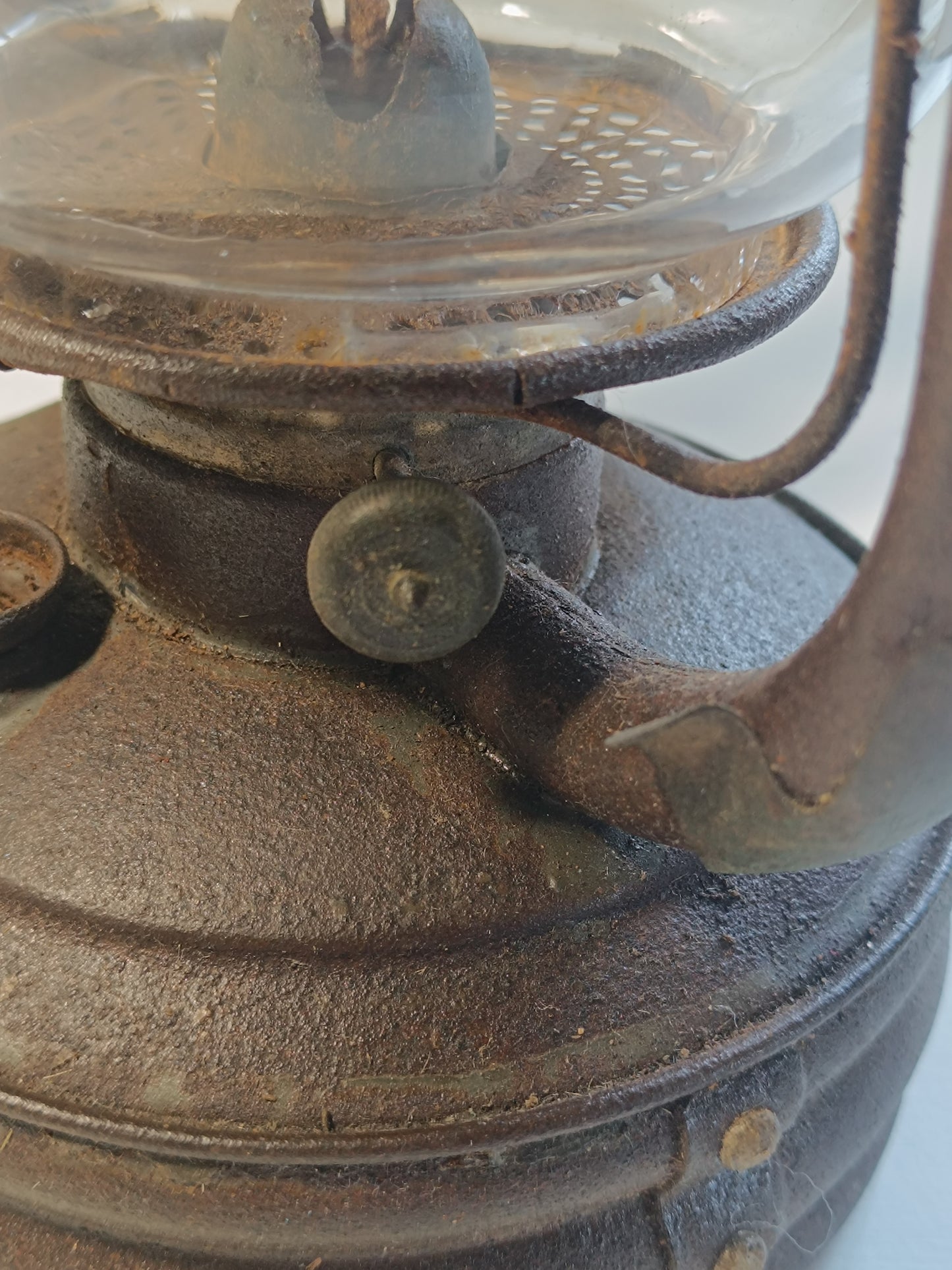 Ancienne lampe tempête acier et verre.